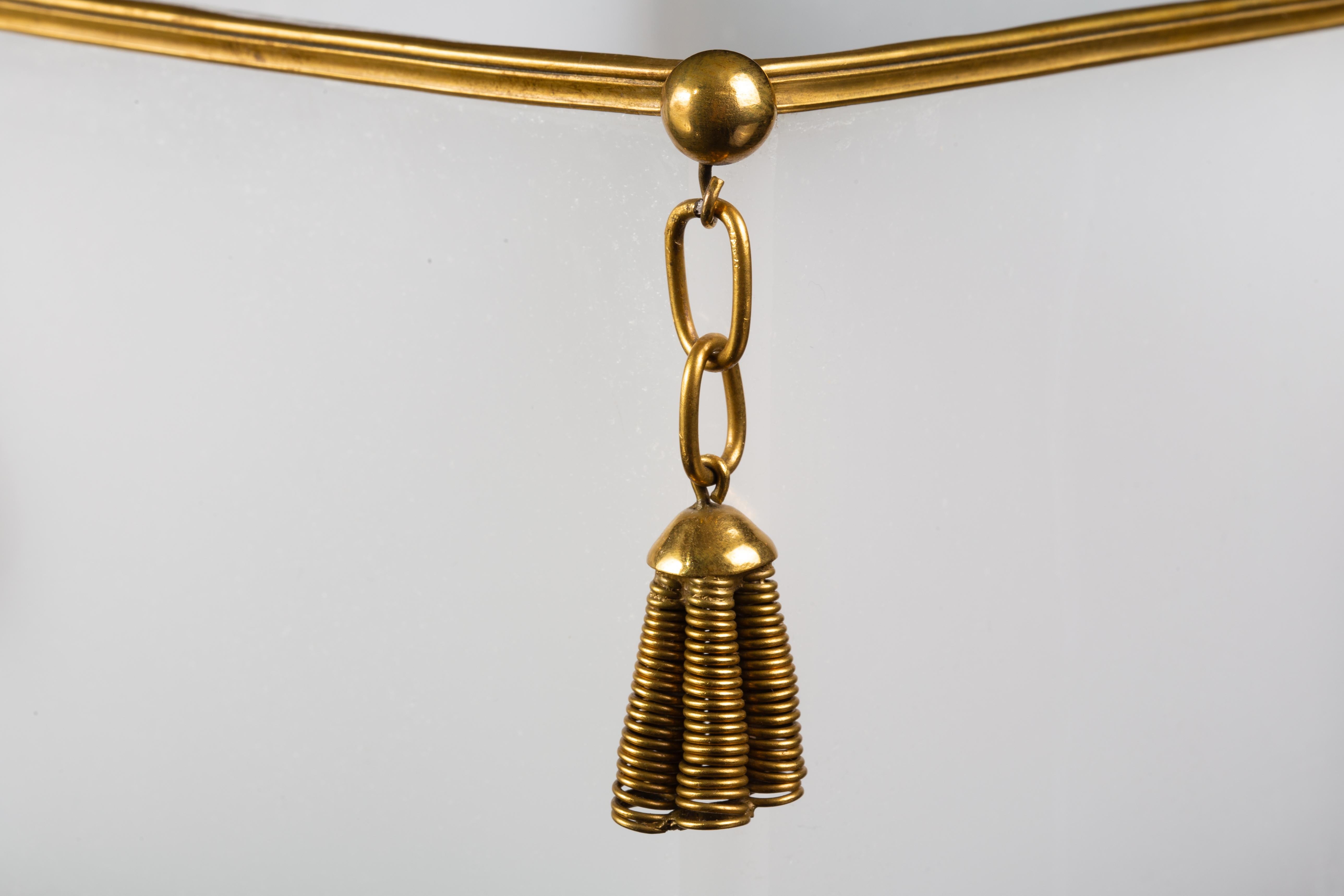 Paire de Jardinières Baccarat de forme carrée en opaline blanche avec glands en bronze doré en vente 6