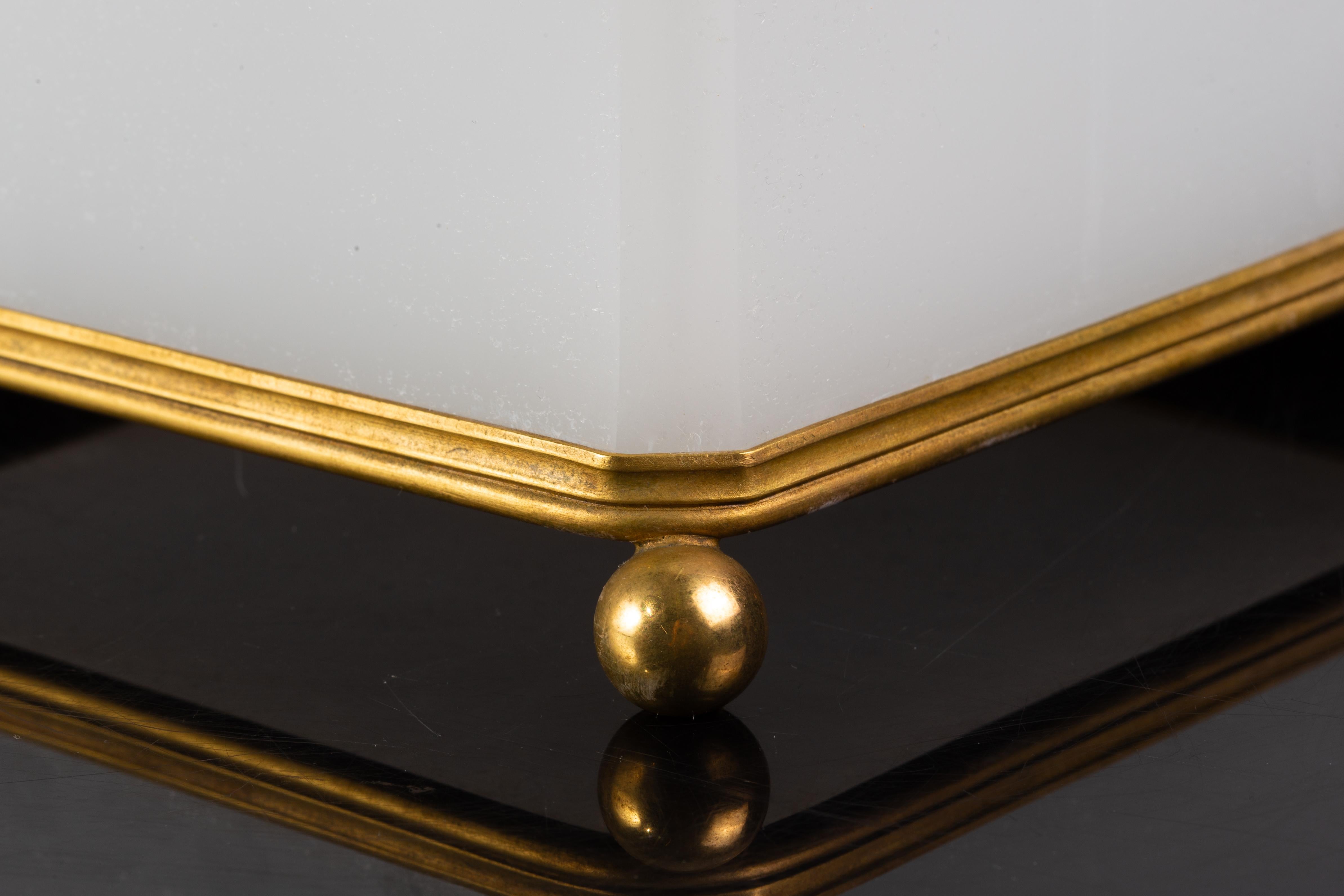 Paire de Jardinières Baccarat de forme carrée en opaline blanche avec glands en bronze doré en vente 7