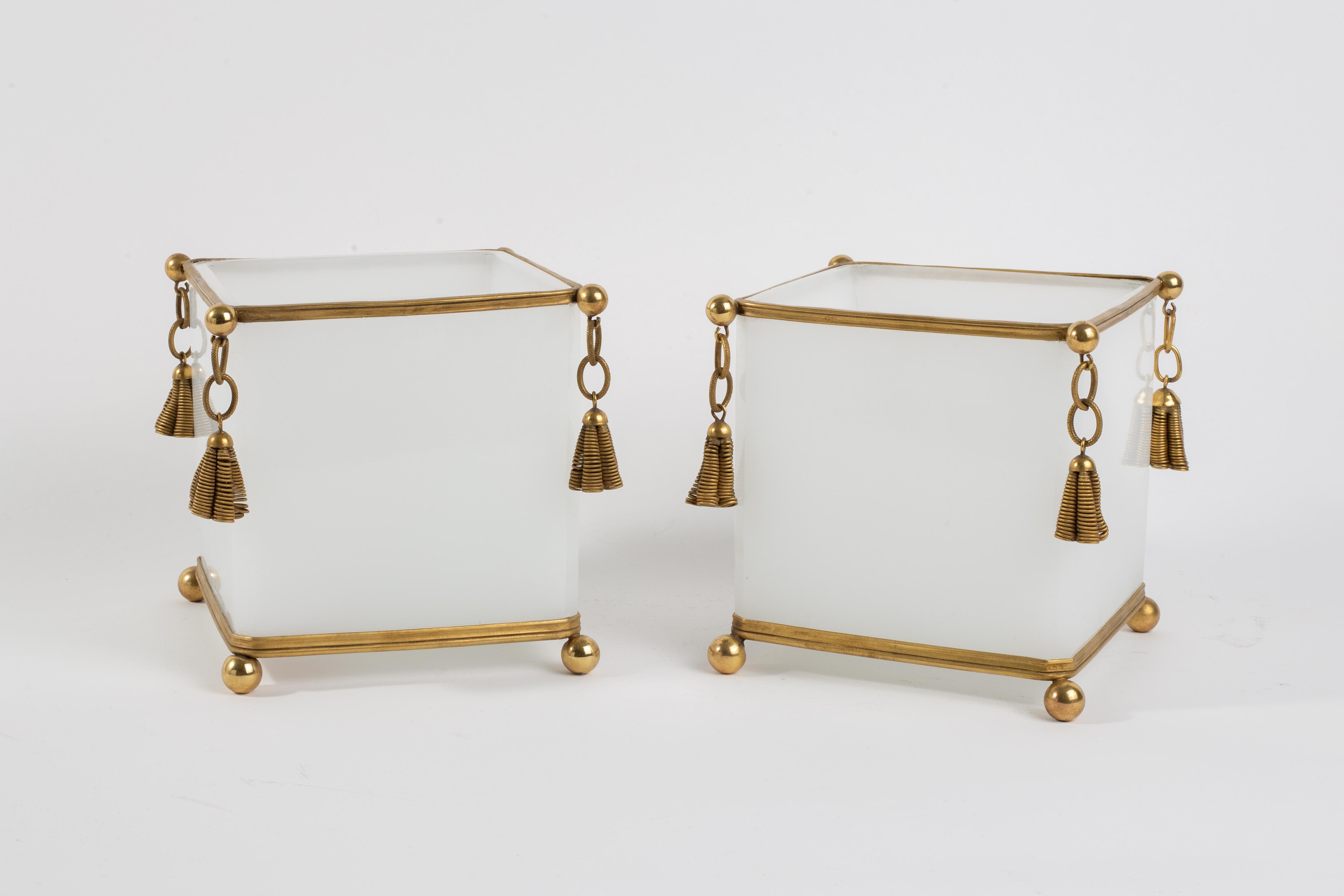 Paire de Jardinières Baccarat de forme carrée en opaline blanche avec glands en bronze doré en vente 8