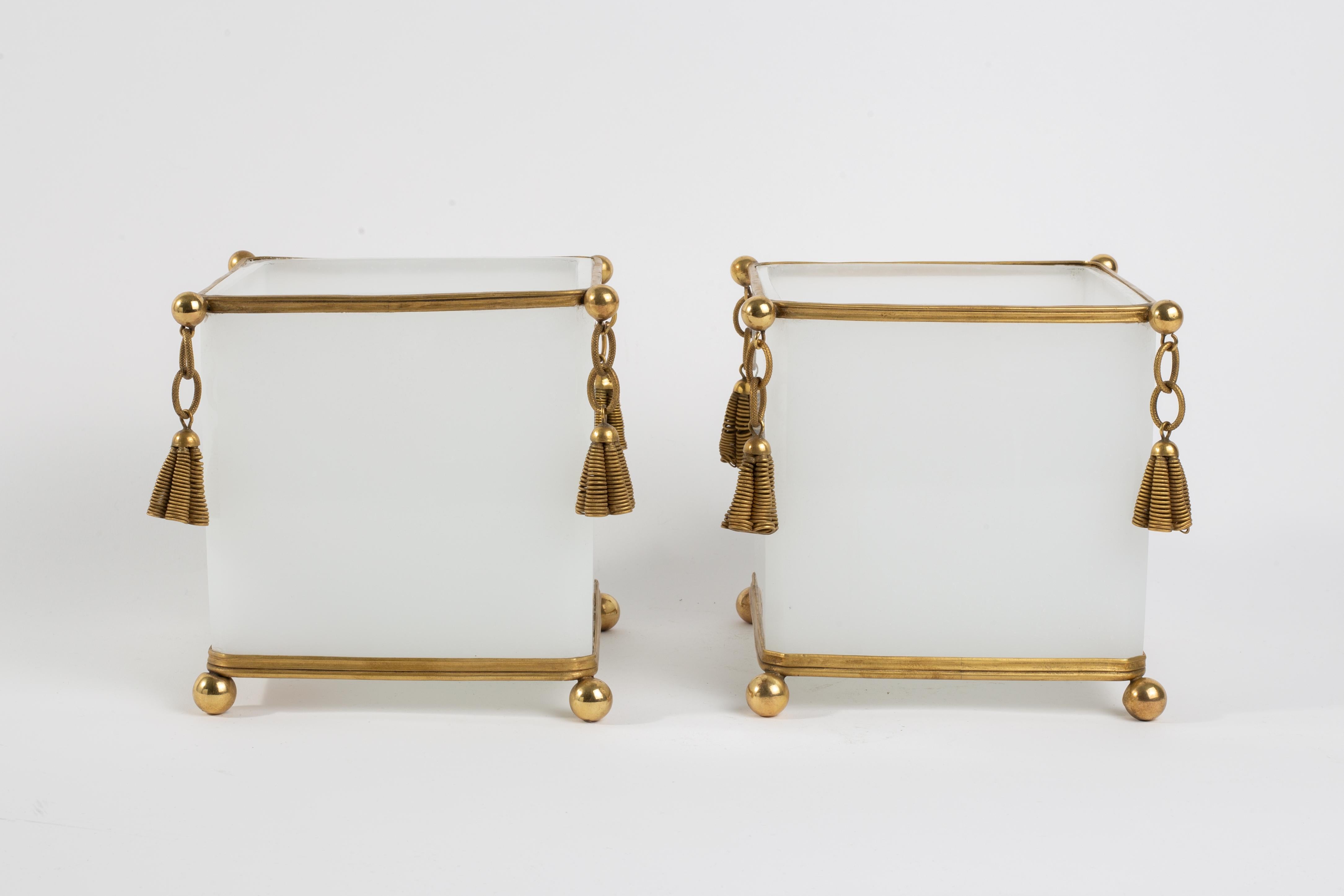 Paire de Jardinières Baccarat de forme carrée en opaline blanche avec glands en bronze doré en vente 9