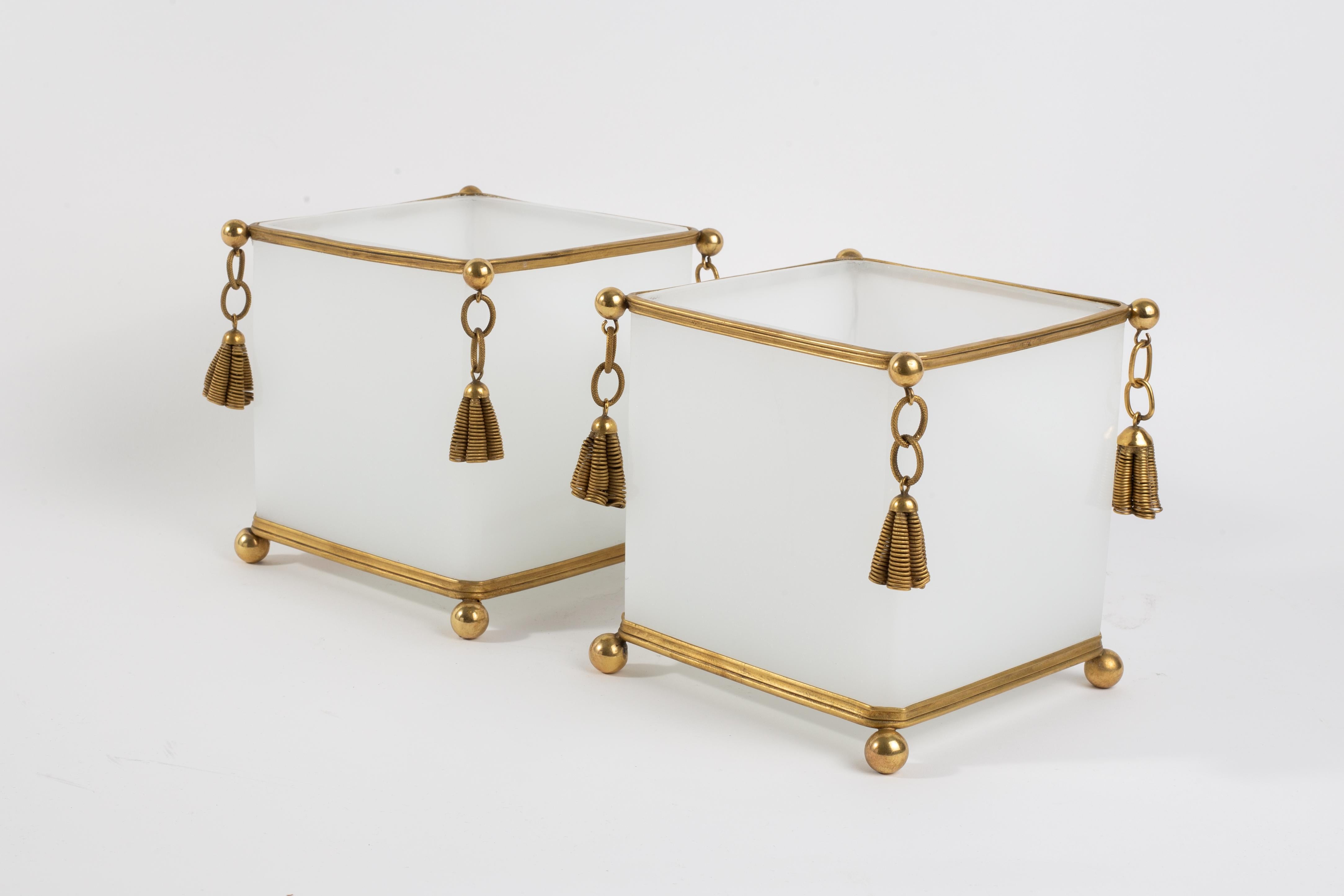 Paire de Jardinières Baccarat de forme carrée en opaline blanche avec glands en bronze doré en vente 10