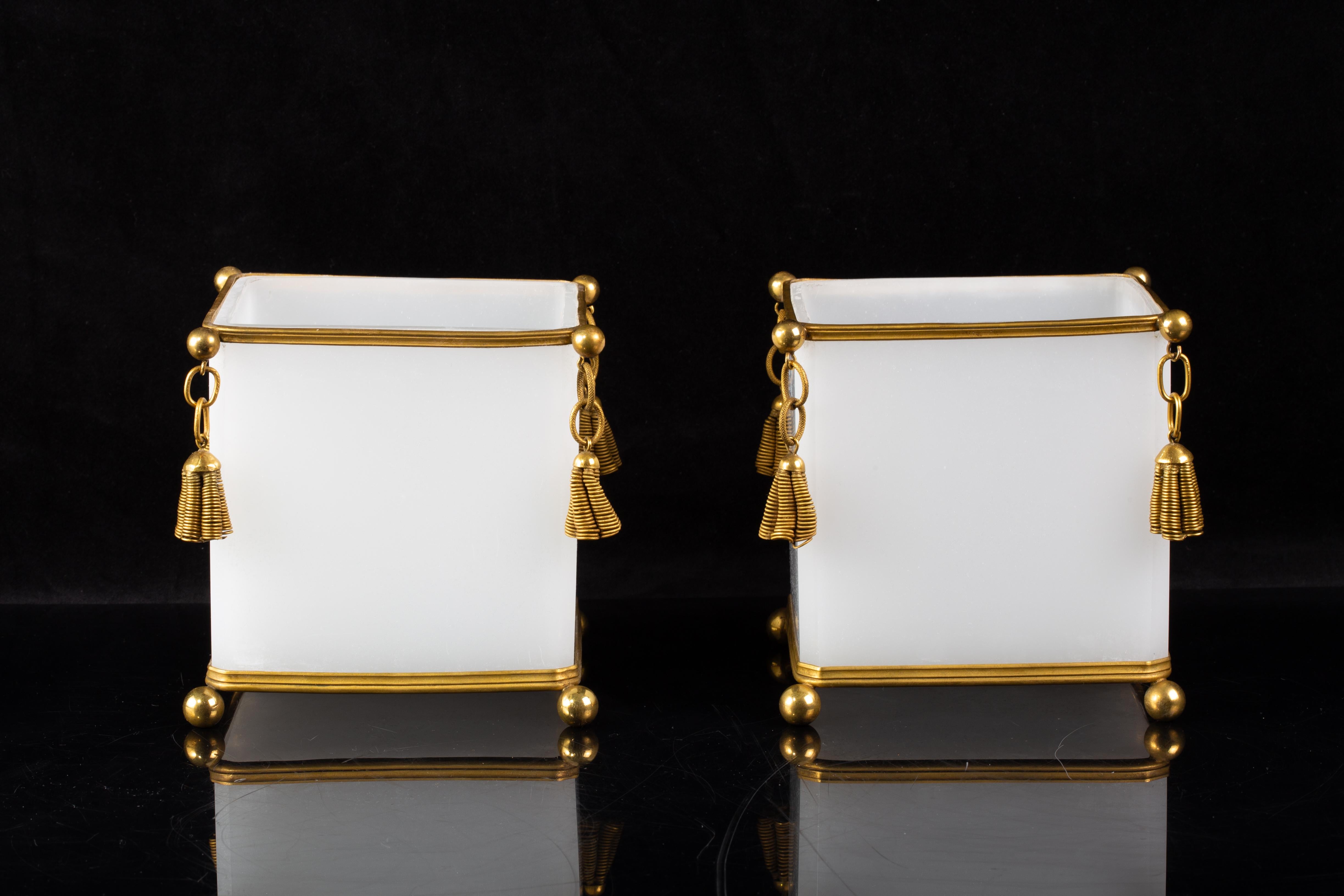 Hollywood Regency Paire de Jardinières Baccarat de forme carrée en opaline blanche avec glands en bronze doré en vente