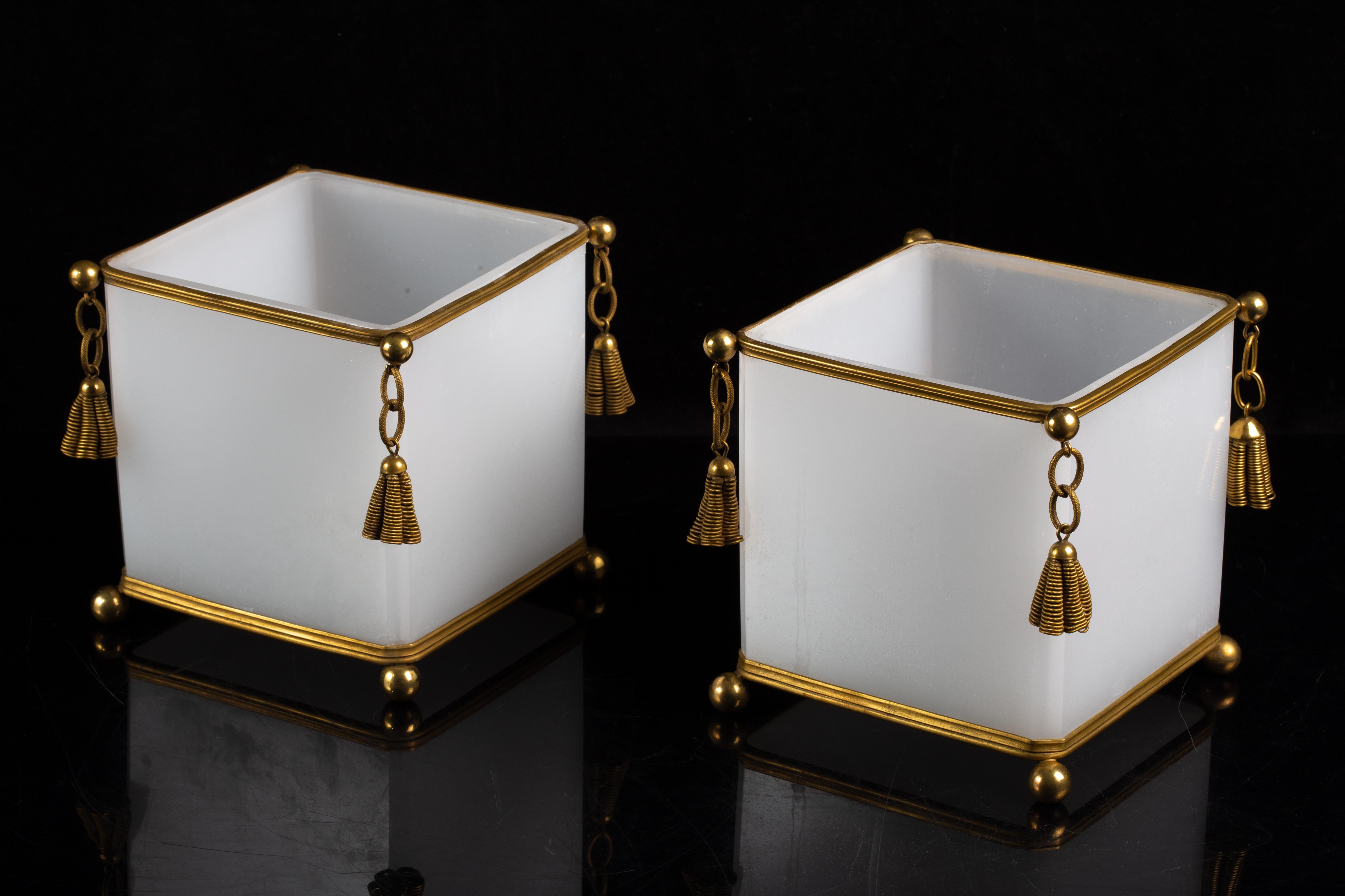 Français Paire de Jardinières Baccarat de forme carrée en opaline blanche avec glands en bronze doré en vente
