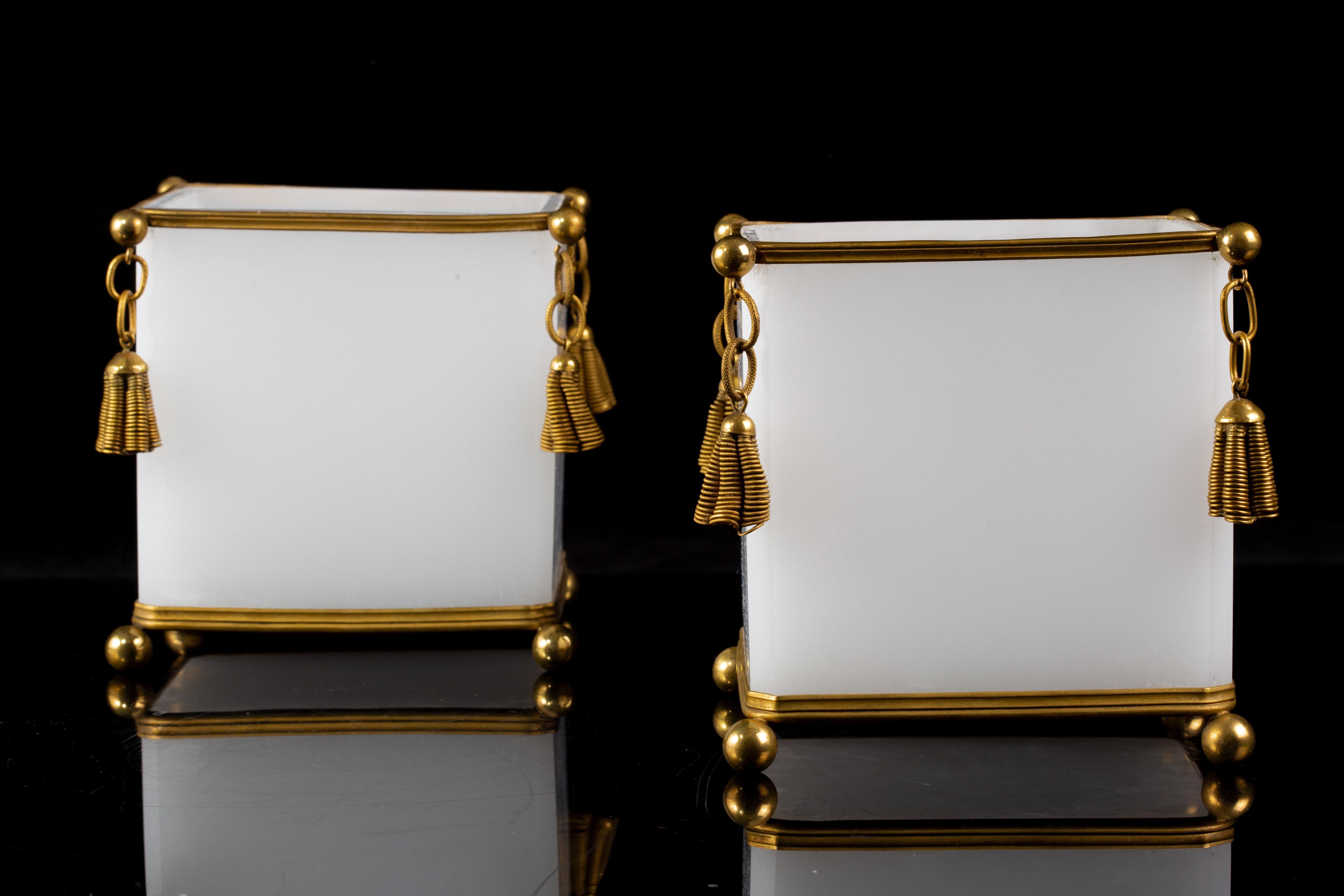 Doré Paire de Jardinières Baccarat de forme carrée en opaline blanche avec glands en bronze doré en vente