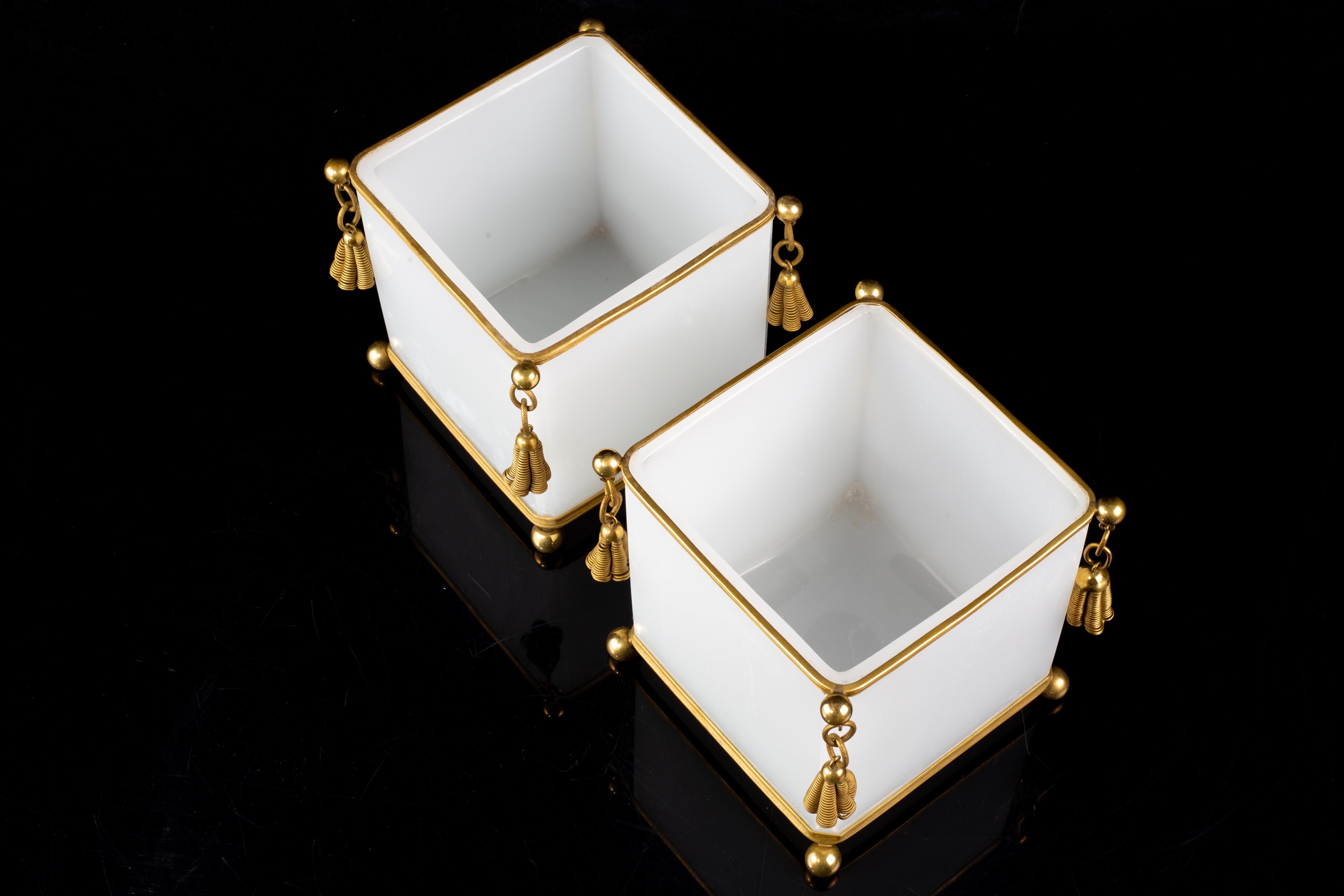 Fin du XIXe siècle Paire de Jardinières Baccarat de forme carrée en opaline blanche avec glands en bronze doré en vente