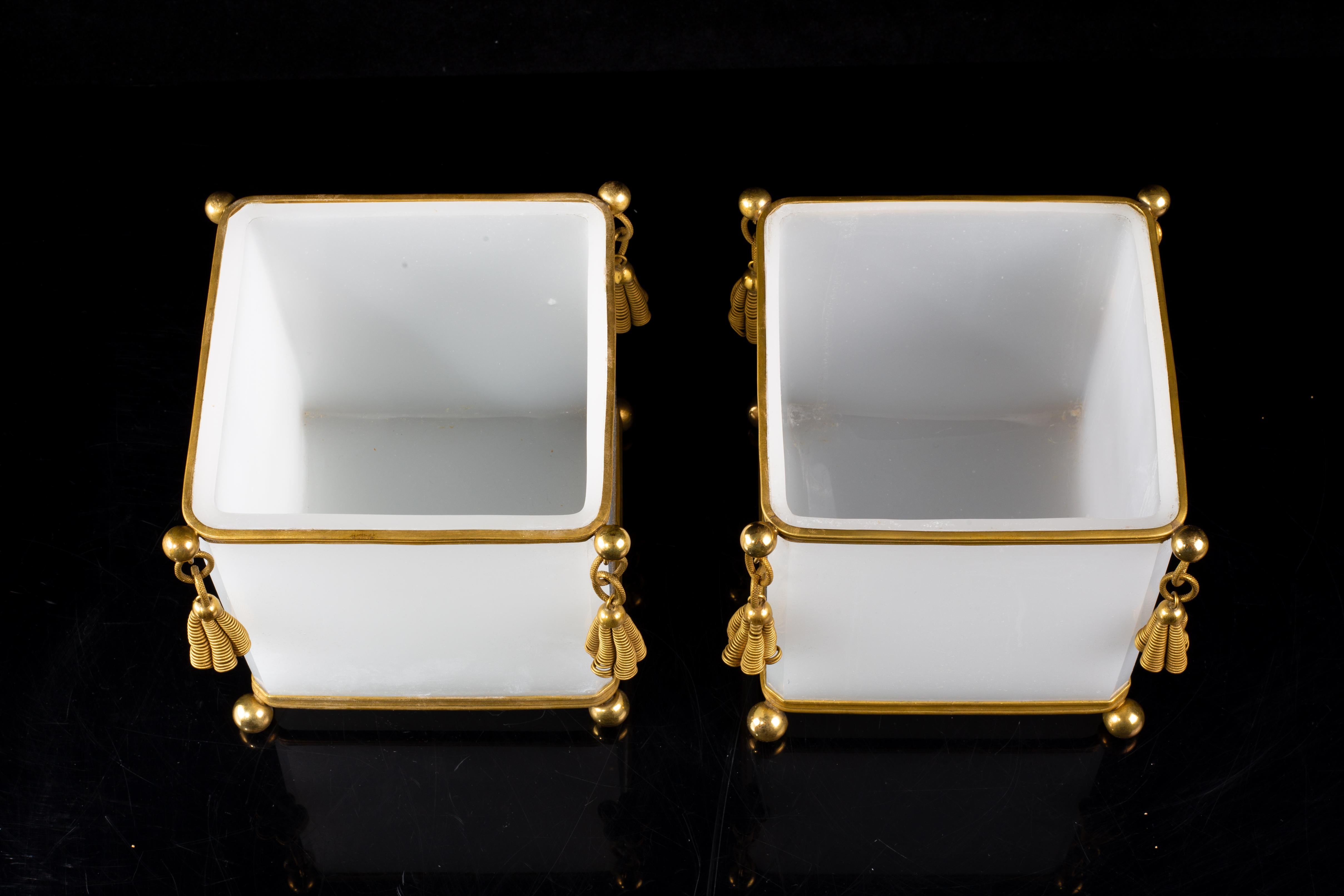 Bronze Paire de Jardinières Baccarat de forme carrée en opaline blanche avec glands en bronze doré en vente