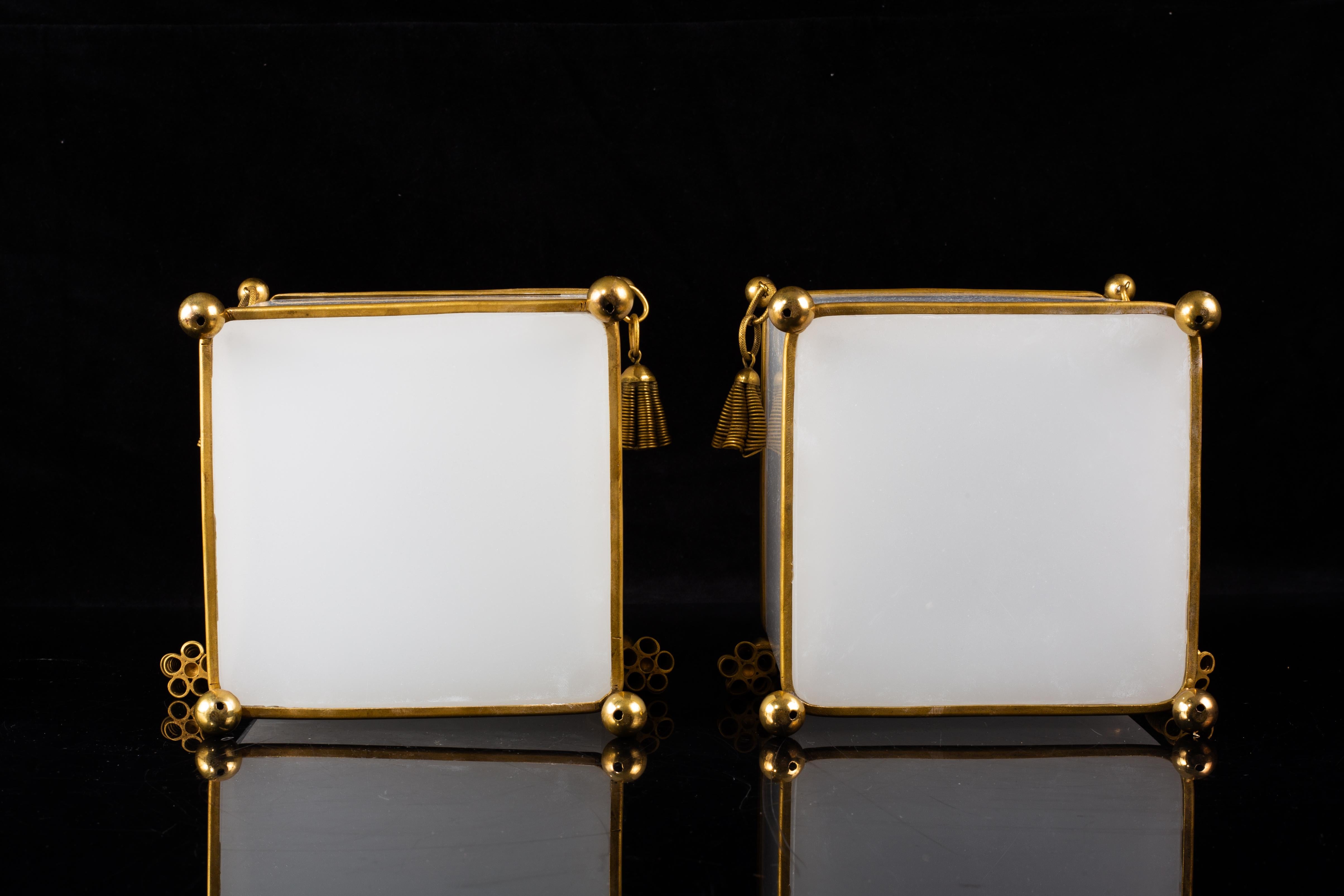 Paire de Jardinières Baccarat de forme carrée en opaline blanche avec glands en bronze doré en vente 1