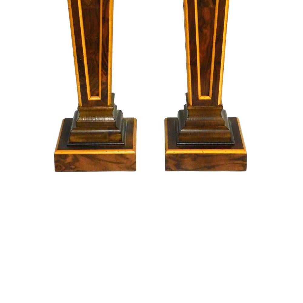 Intagliato a mano Coppia Quadrato Top/  Piedistalli da esposizione intarsiati Burlwood Continental in vendita
