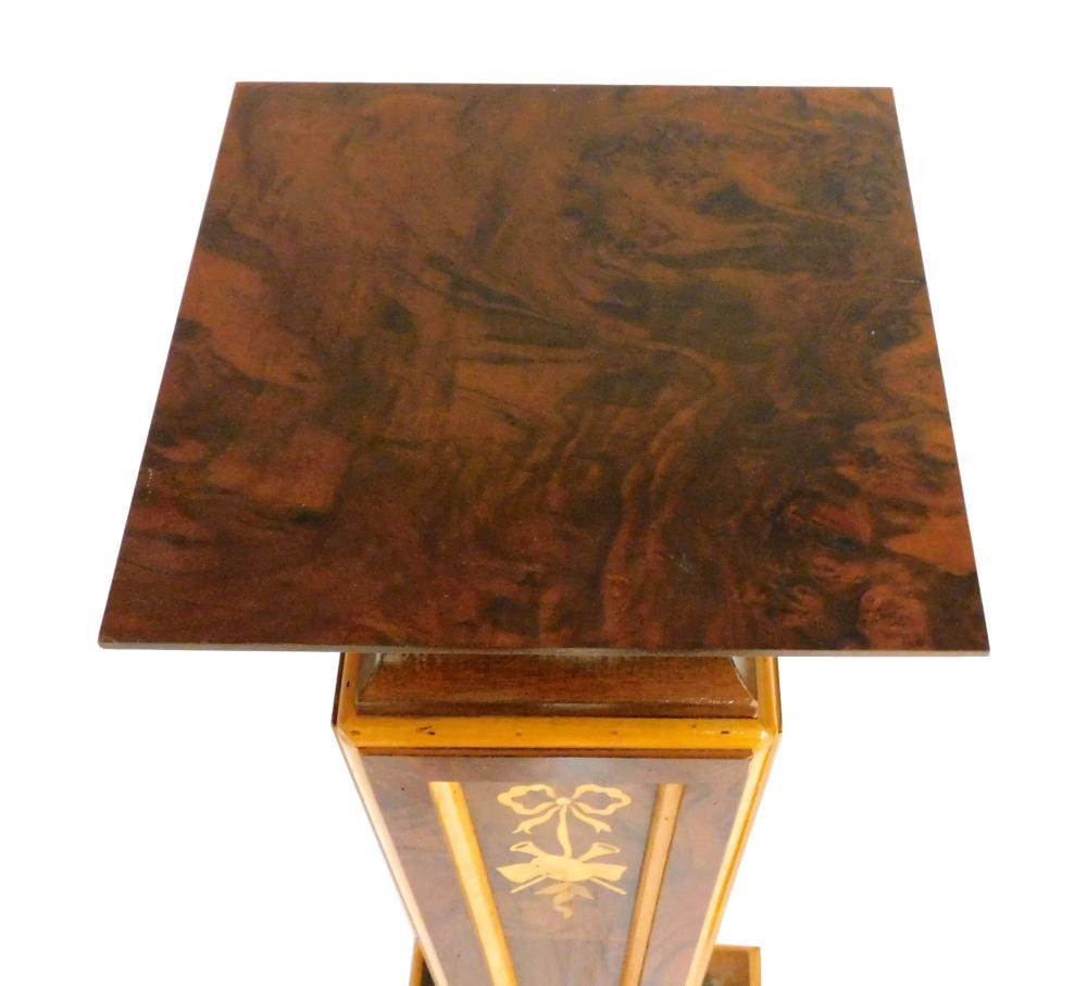 Metà XX secolo Coppia Quadrato Top/  Piedistalli da esposizione intarsiati Burlwood Continental in vendita