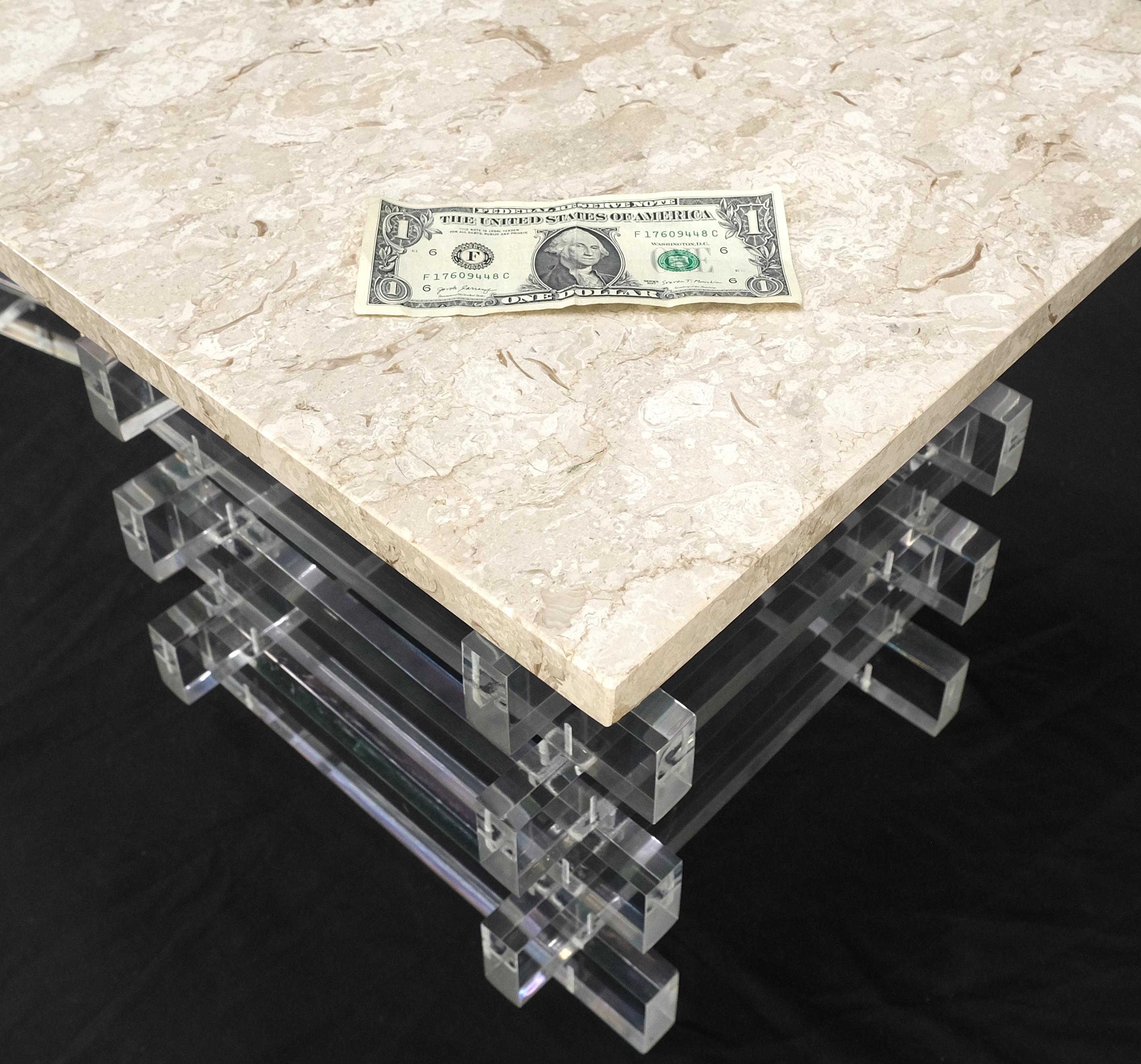Paire de tables d'appoint empilées en Lucite à plateau carré en marbre travertin en vente 3