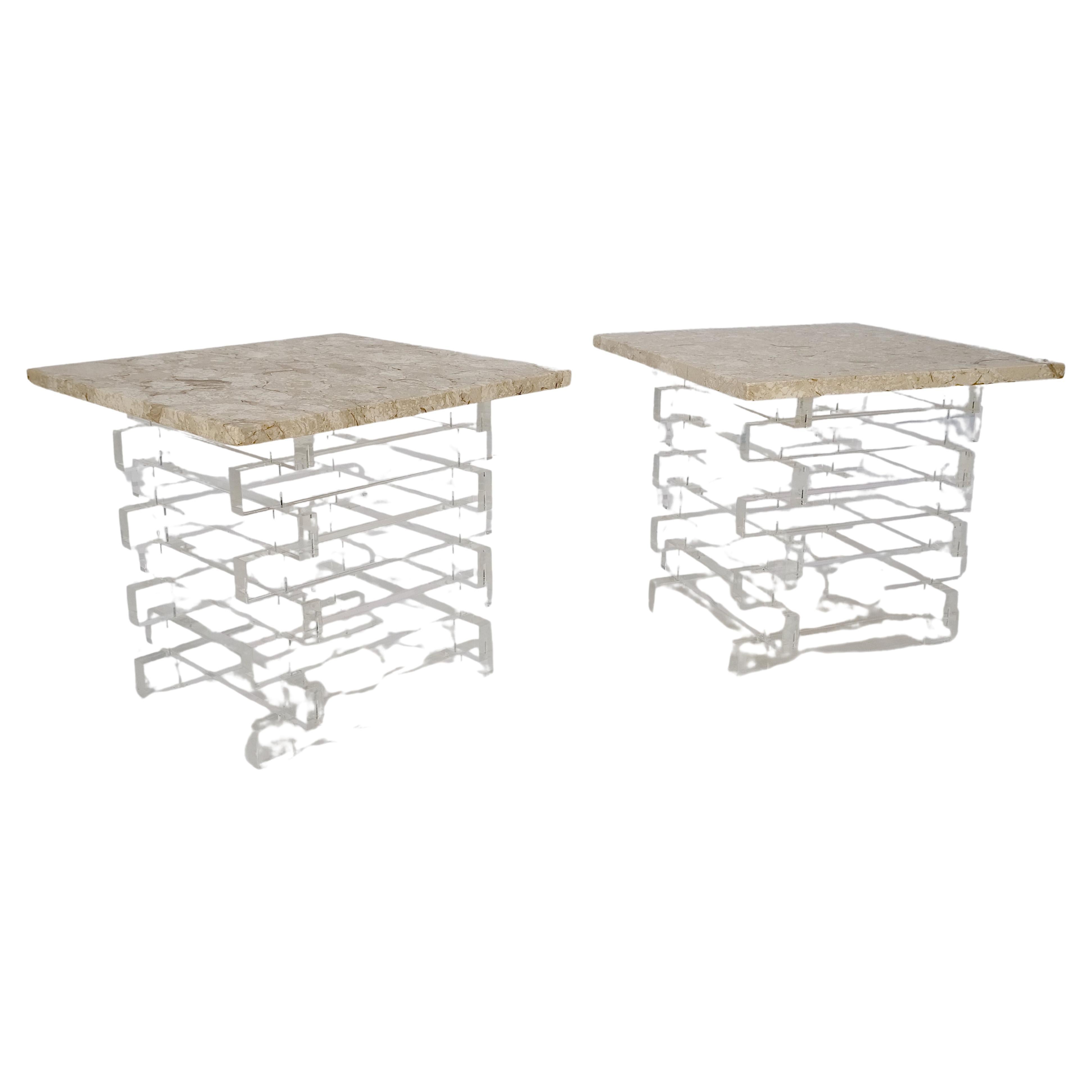 Paire de tables d'appoint empilées en Lucite à plateau carré en marbre travertin MINT