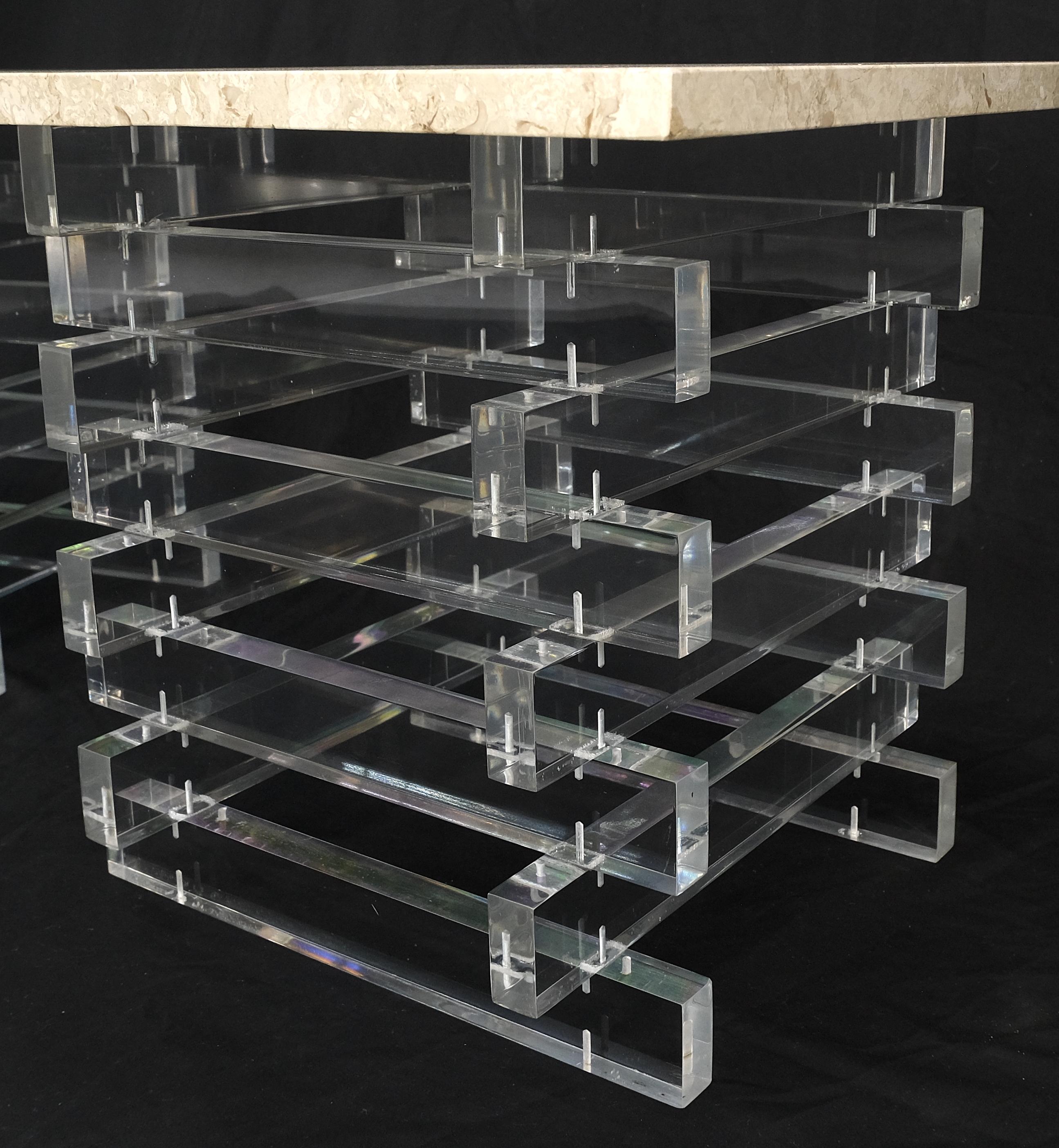 Mid-Century Modern Paire de tables d'appoint empilées en Lucite à plateau carré en marbre travertin en vente