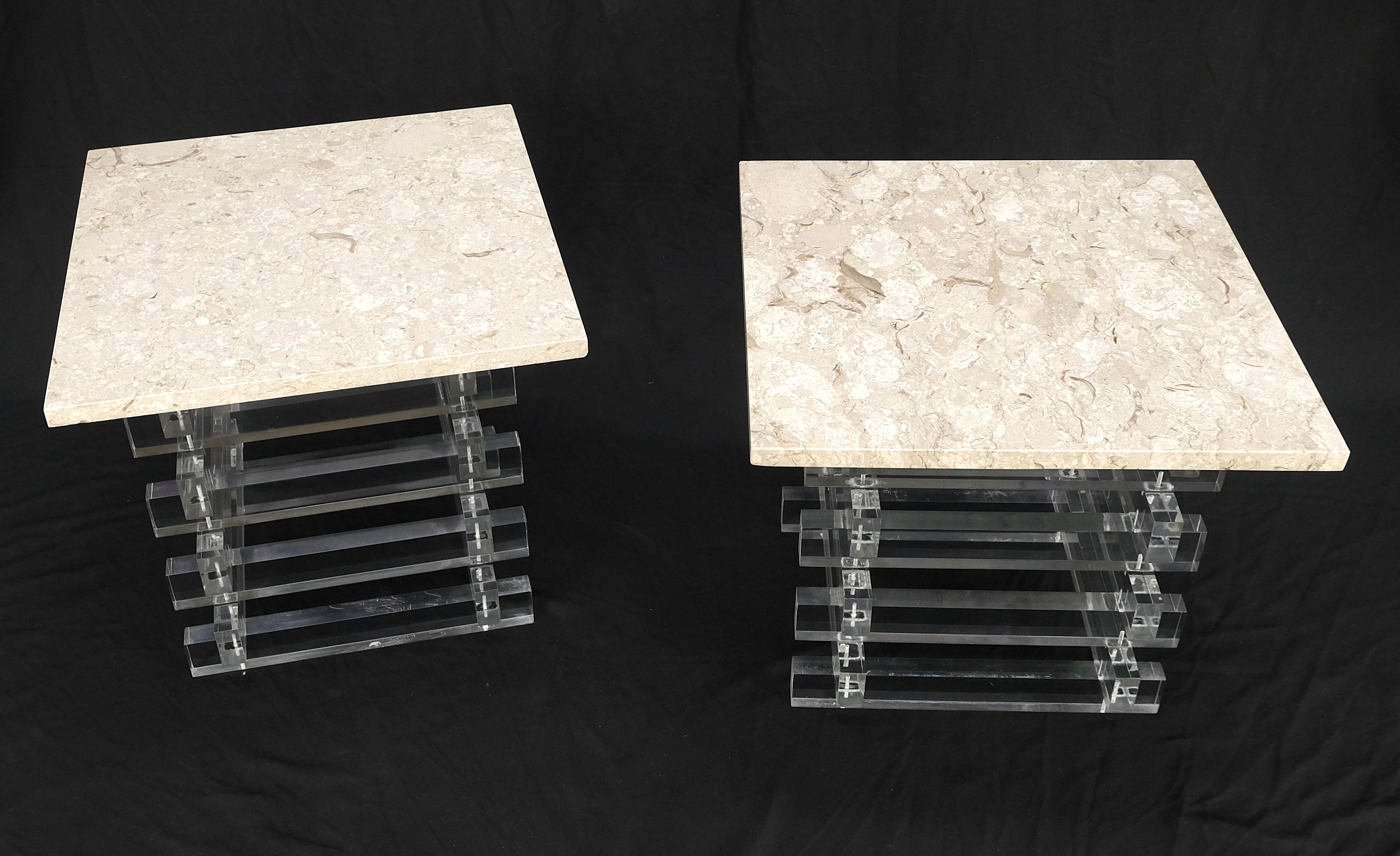 italien Paire de tables d'appoint empilées en Lucite à plateau carré en marbre travertin en vente