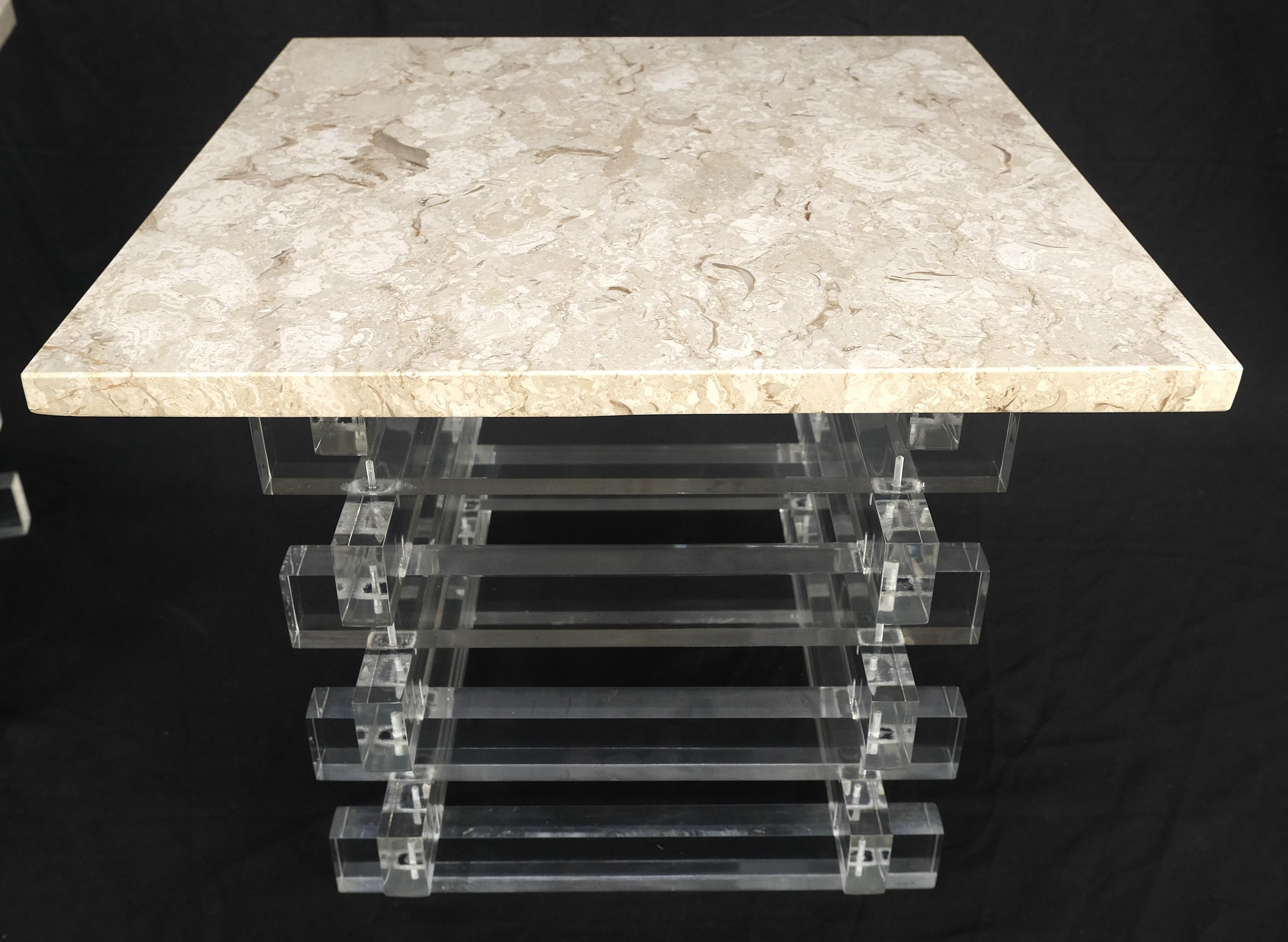 Poli Paire de tables d'appoint empilées en Lucite à plateau carré en marbre travertin en vente