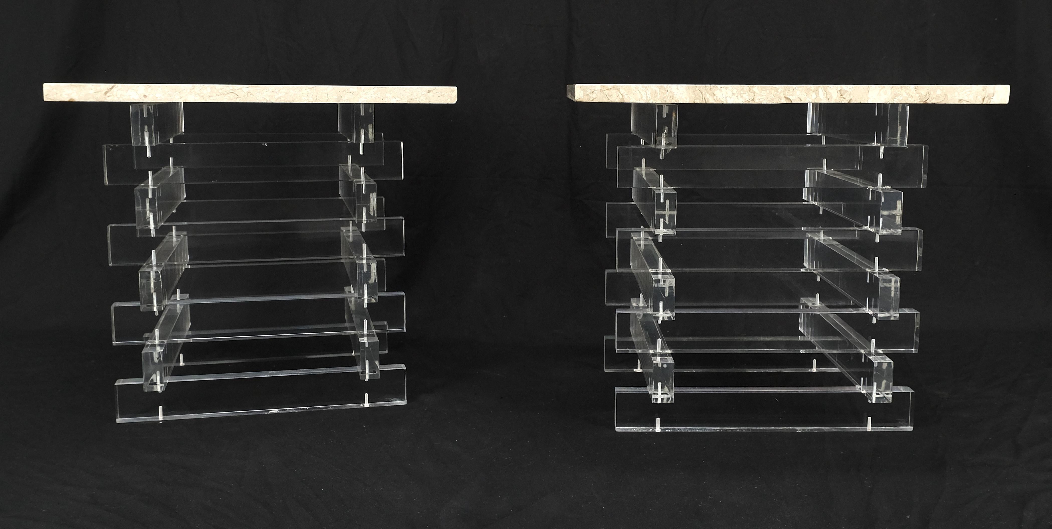 Paire de tables d'appoint empilées en Lucite à plateau carré en marbre travertin Bon état - En vente à Rockaway, NJ