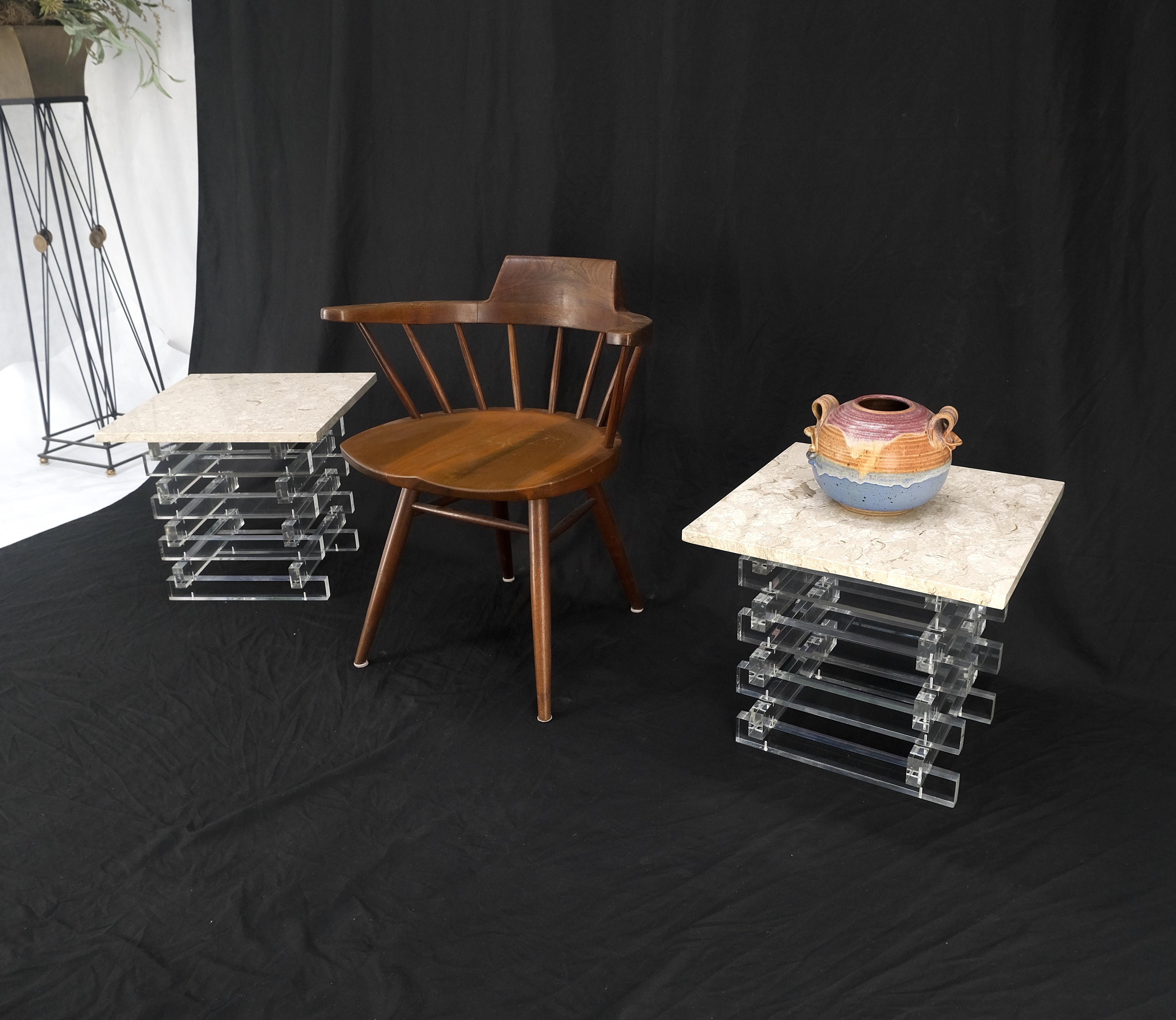 20ième siècle Paire de tables d'appoint empilées en Lucite à plateau carré en marbre travertin en vente