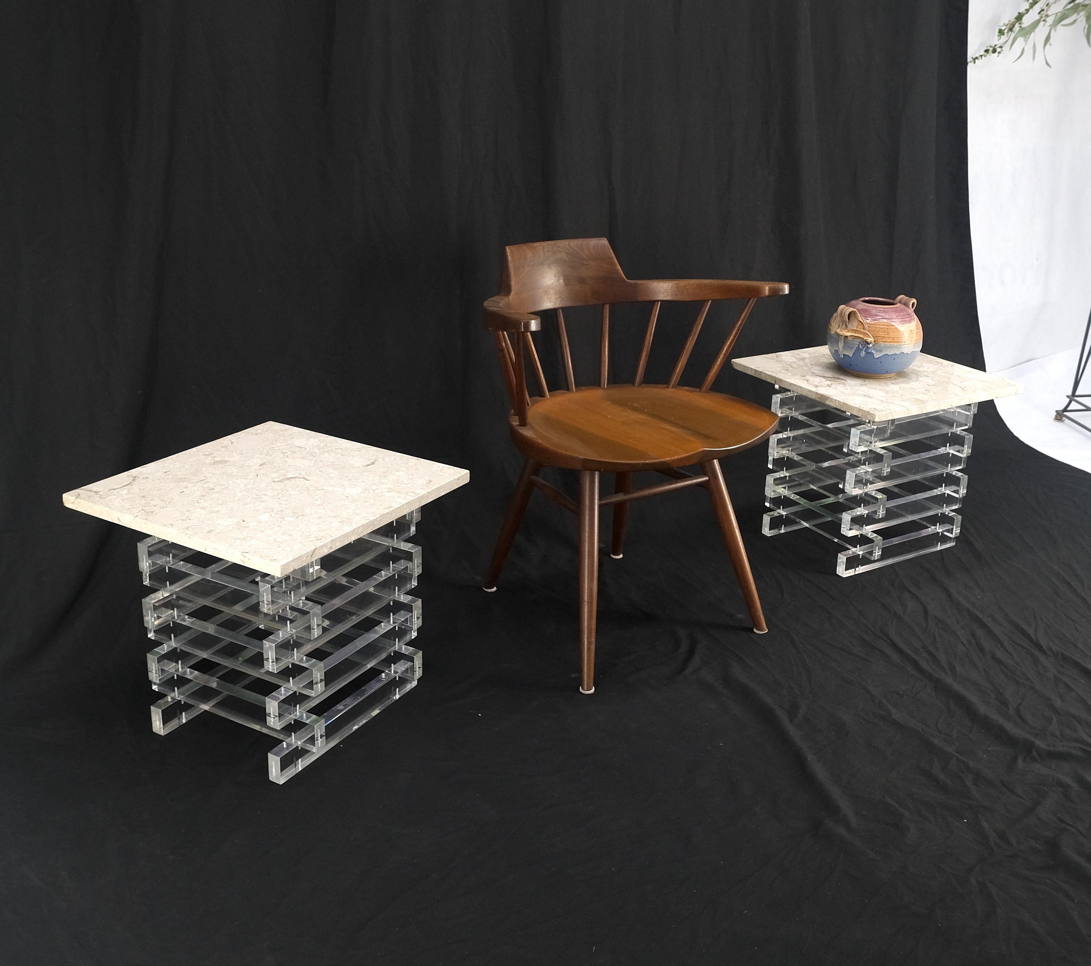 Paire de tables d'appoint empilées en Lucite à plateau carré en marbre travertin en vente 1