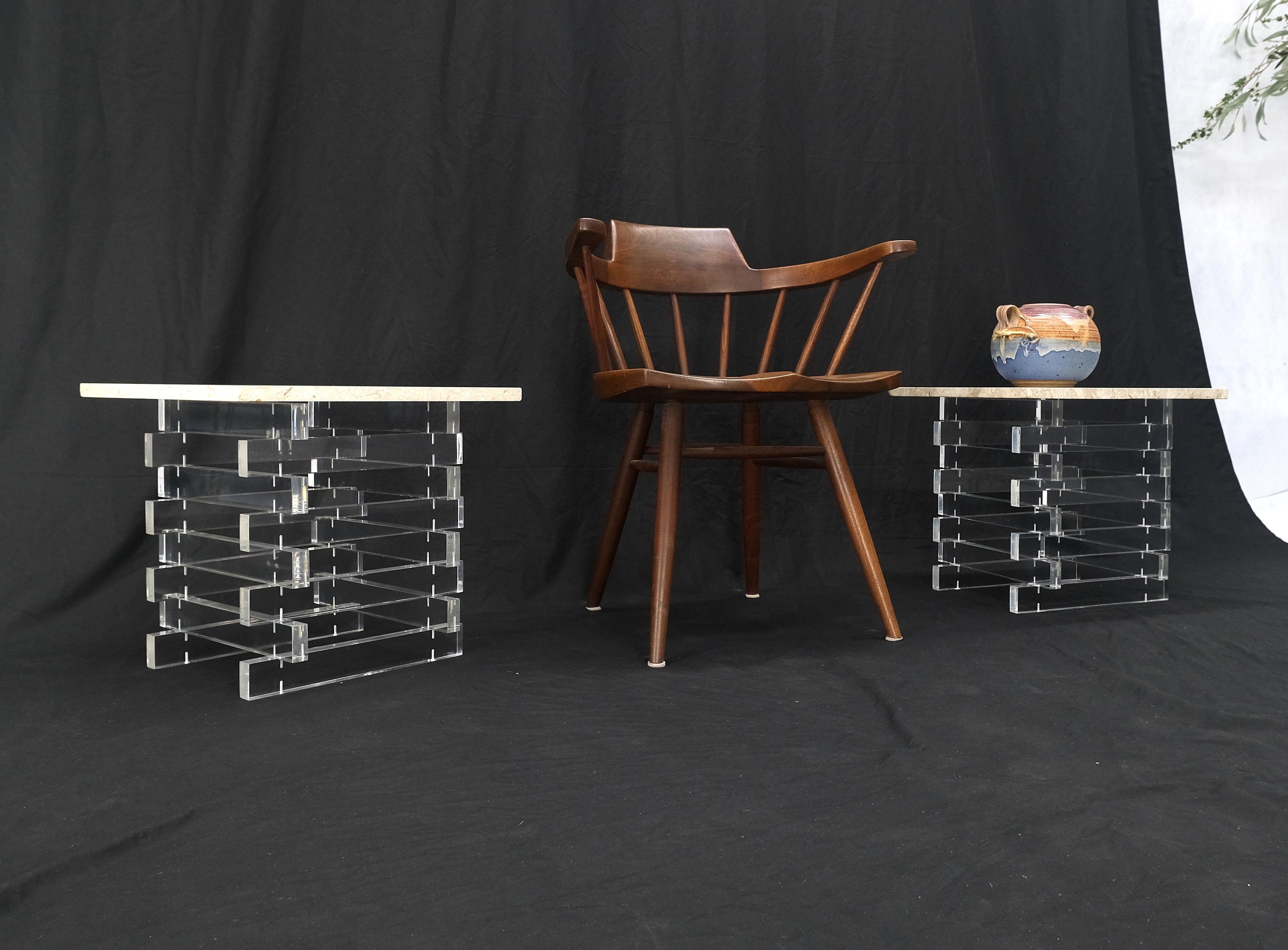 Paire de tables d'appoint empilées en Lucite à plateau carré en marbre travertin en vente 2