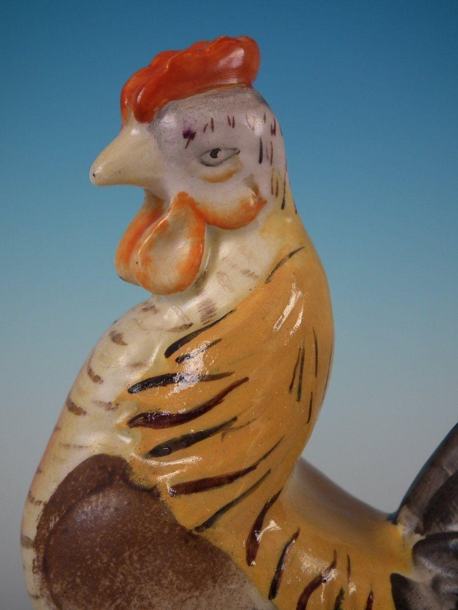 XIXe siècle Paire de figurines Staffordshire représentant une poule et un coq / coq en vente