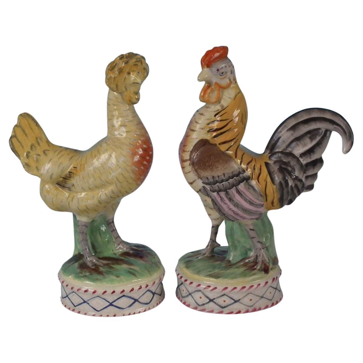 Paire de figurines Staffordshire représentant une poule et un coq / coq en vente