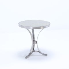 Coppia di tavoli rotondi in acciaio e legno laccato attribuiti a Jansen C 1970.