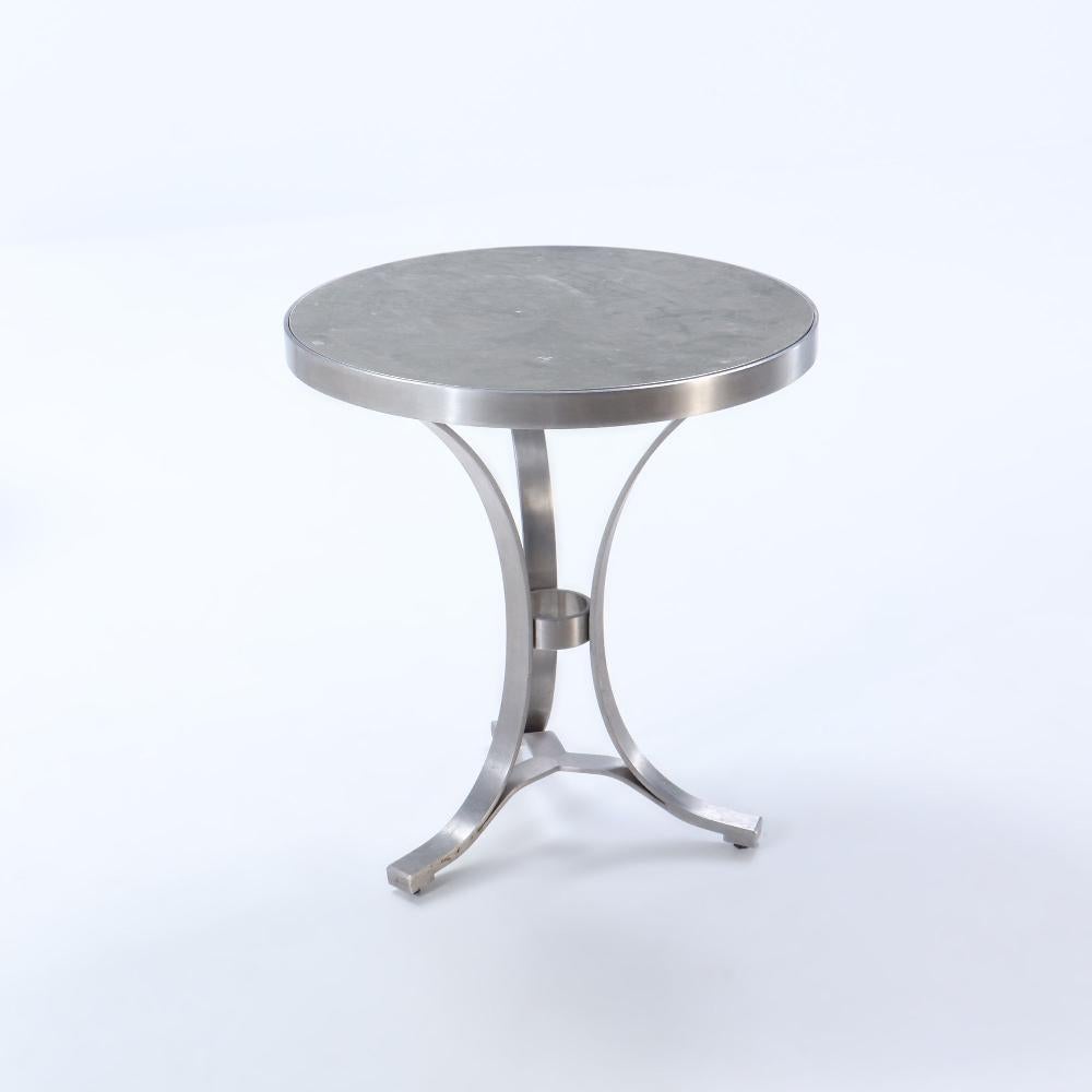 Ein Paar runde Tische aus Stahl und lackiertem Holz, Jansen C. zugeschrieben 1970. (Lackiert) im Angebot