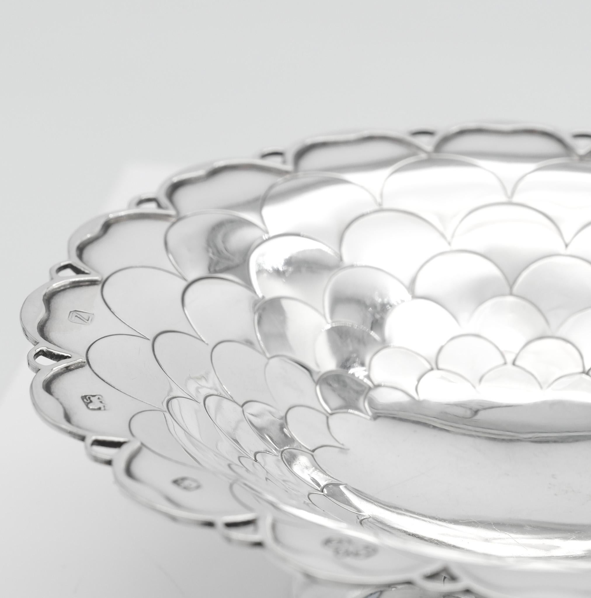 20th Century Pair Sterling Silver Bon Bon Fish Scale Pattern Dishes By Elkington & Co For Sale
