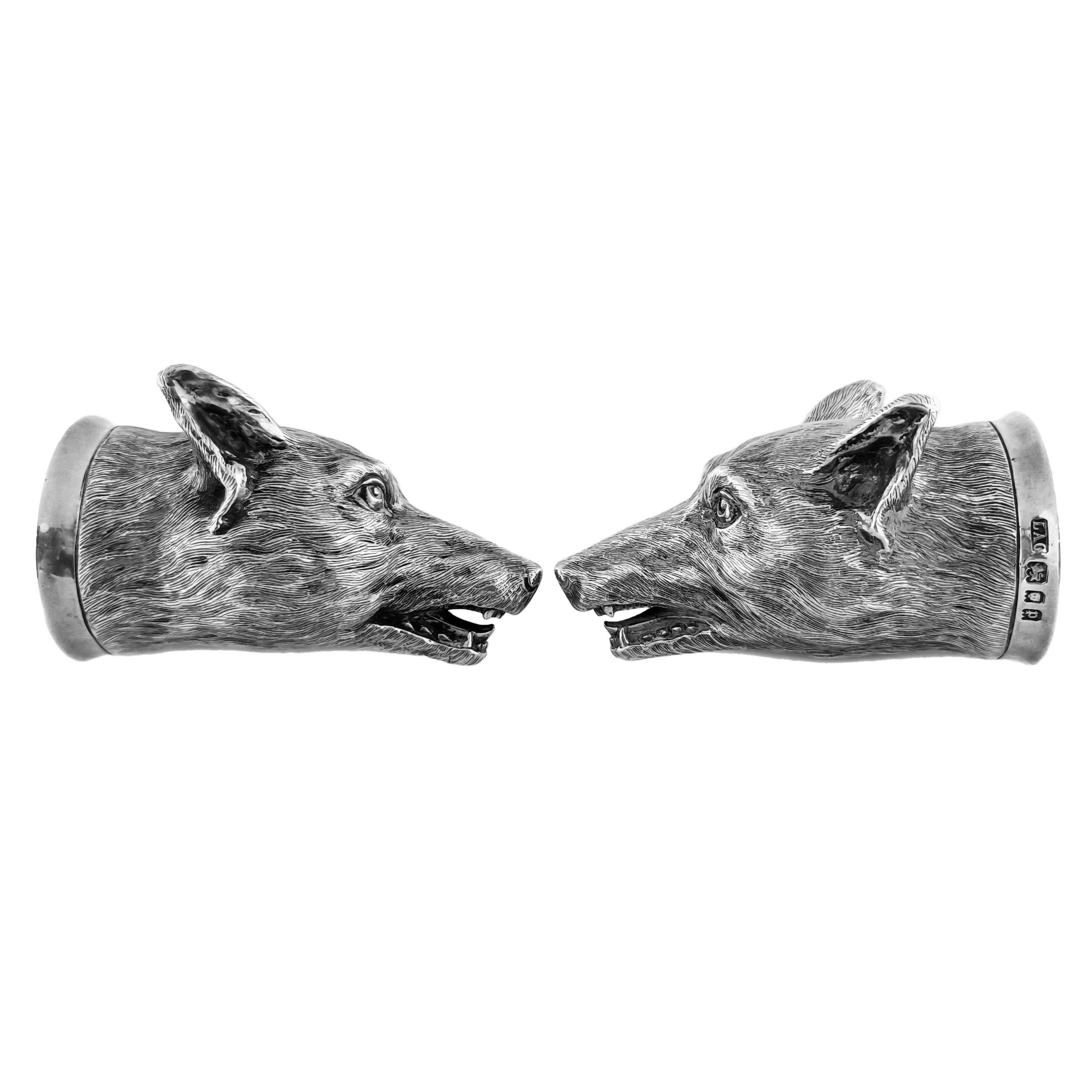 Ein Paar Sterling Silber Fuchs Kopf geformt Steigbügel Cups modelliert mit einer feinen Aufmerksamkeit zum Detail und sind von einem schweren Gewicht. Diese Steigbügelhalter haben die traditionelle antike Fuchskopfform, sind aber etwas kleiner als