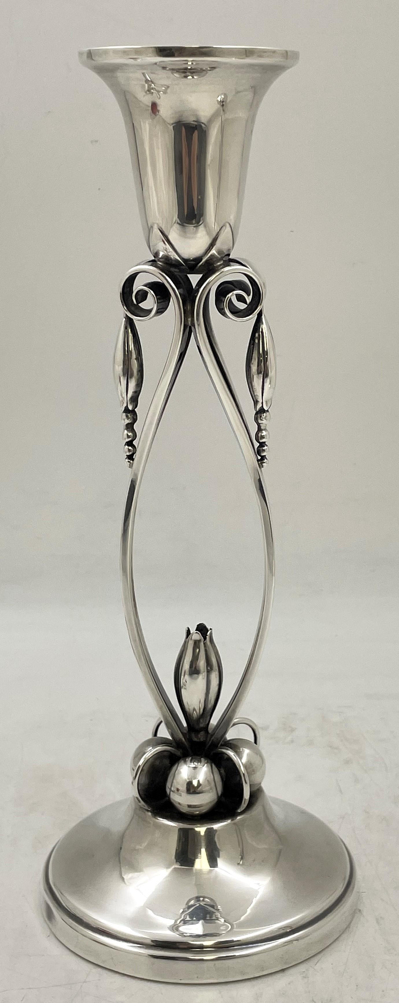 Mid-Century moderno Coppia di candelabri Shabbat in argento Sterling Georg Jensen in stile moderno di metà secolo in vendita