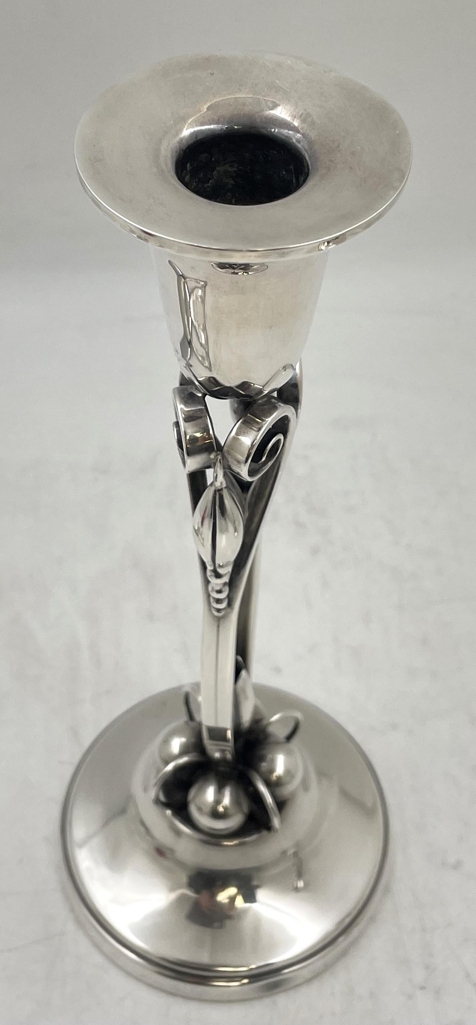 Coppia di candelabri Shabbat in argento Sterling Georg Jensen in stile moderno di metà secolo In condizioni buone in vendita a New York, NY