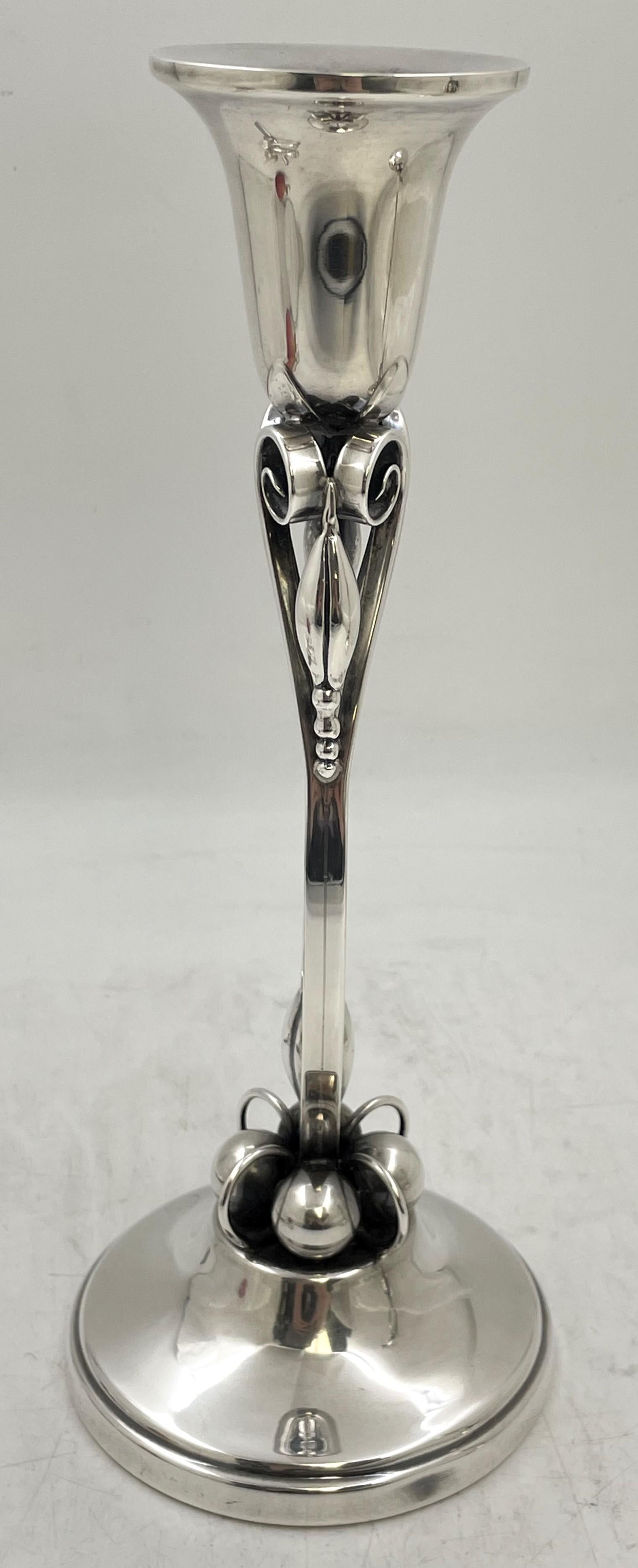 XX secolo Coppia di candelabri Shabbat in argento Sterling Georg Jensen in stile moderno di metà secolo in vendita