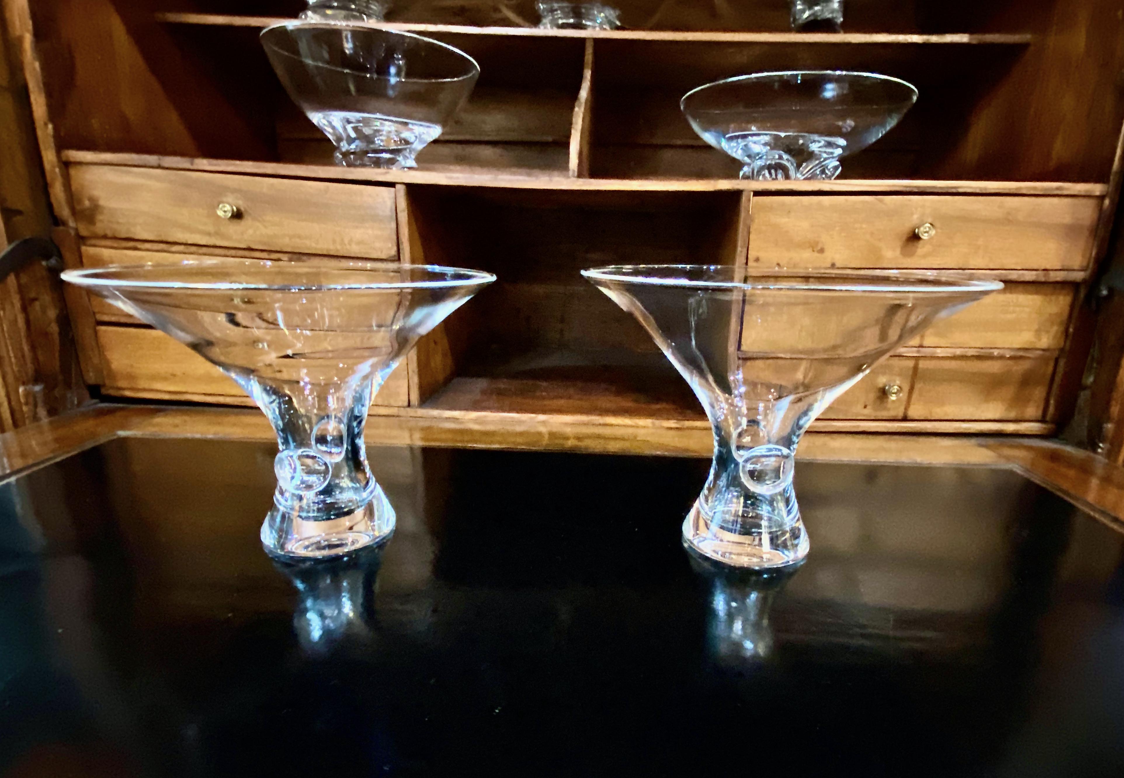 Il s'agit d'une paire emblématique de vases en verre de Steuben dans la forme du vase trompette 