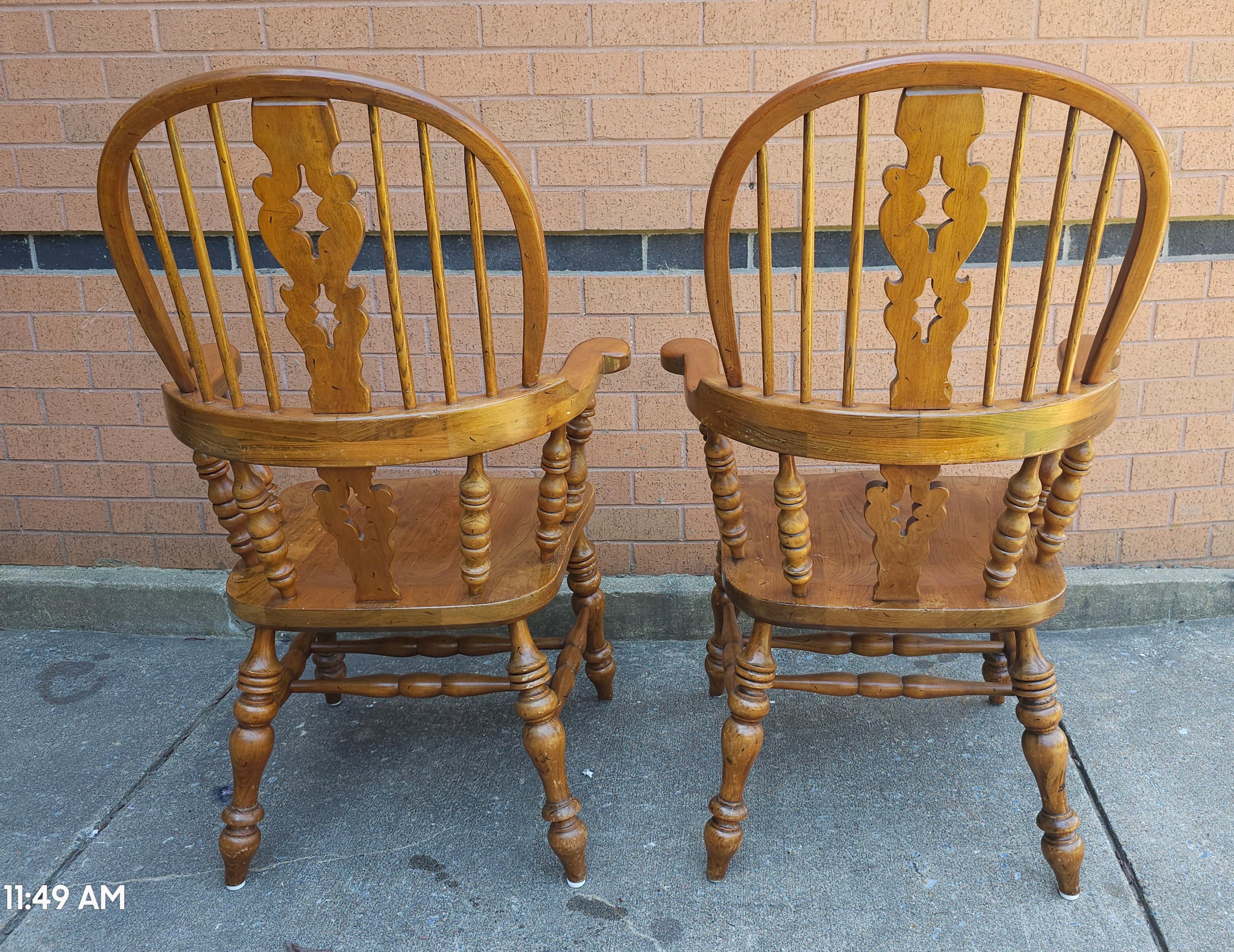 Paire de fauteuils Stickley de style Windsor du milieu du siècle dernier en vente 2