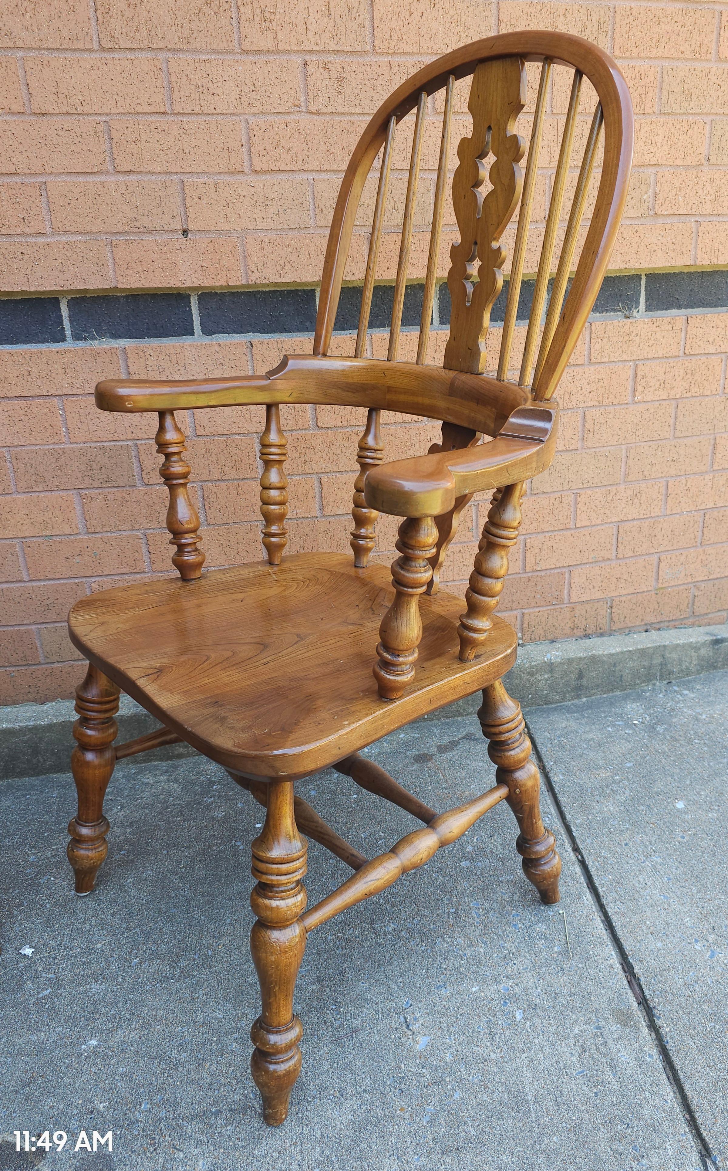 Paire de fauteuils Stickley de style Windsor du milieu du siècle dernier en vente 5