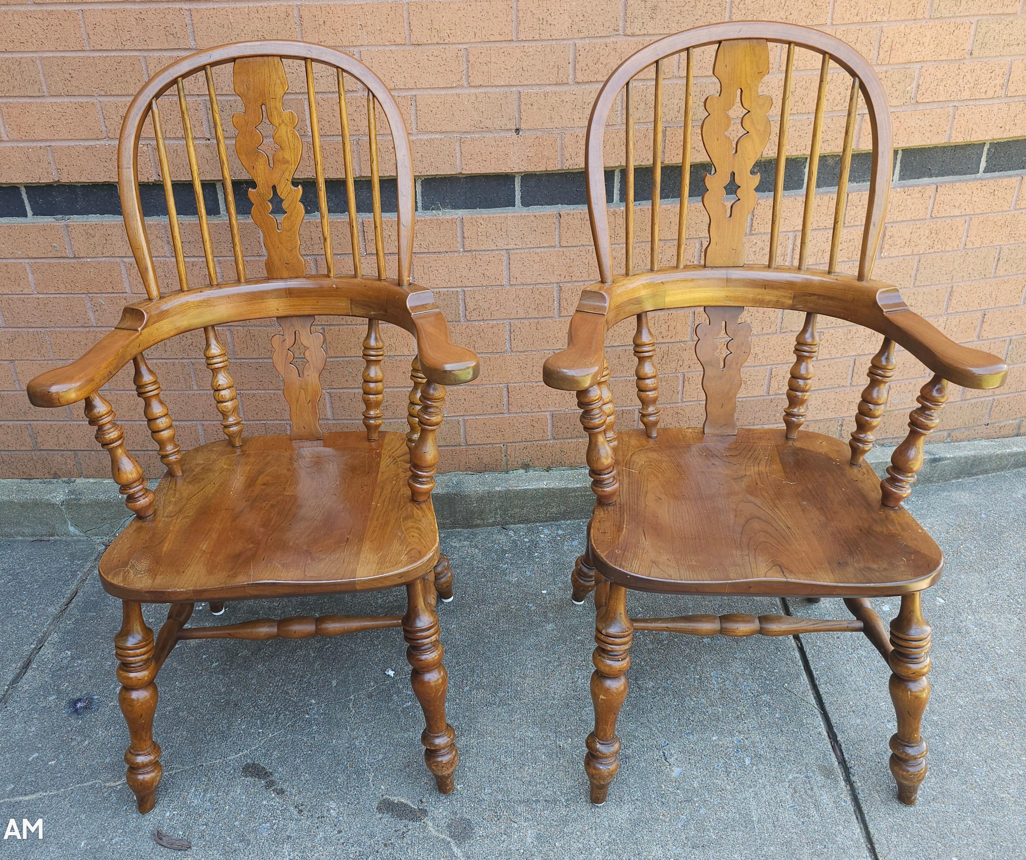 Paire de fauteuils en cerisier de style Windsor du milieu du siècle de Stickley. Mesure 26