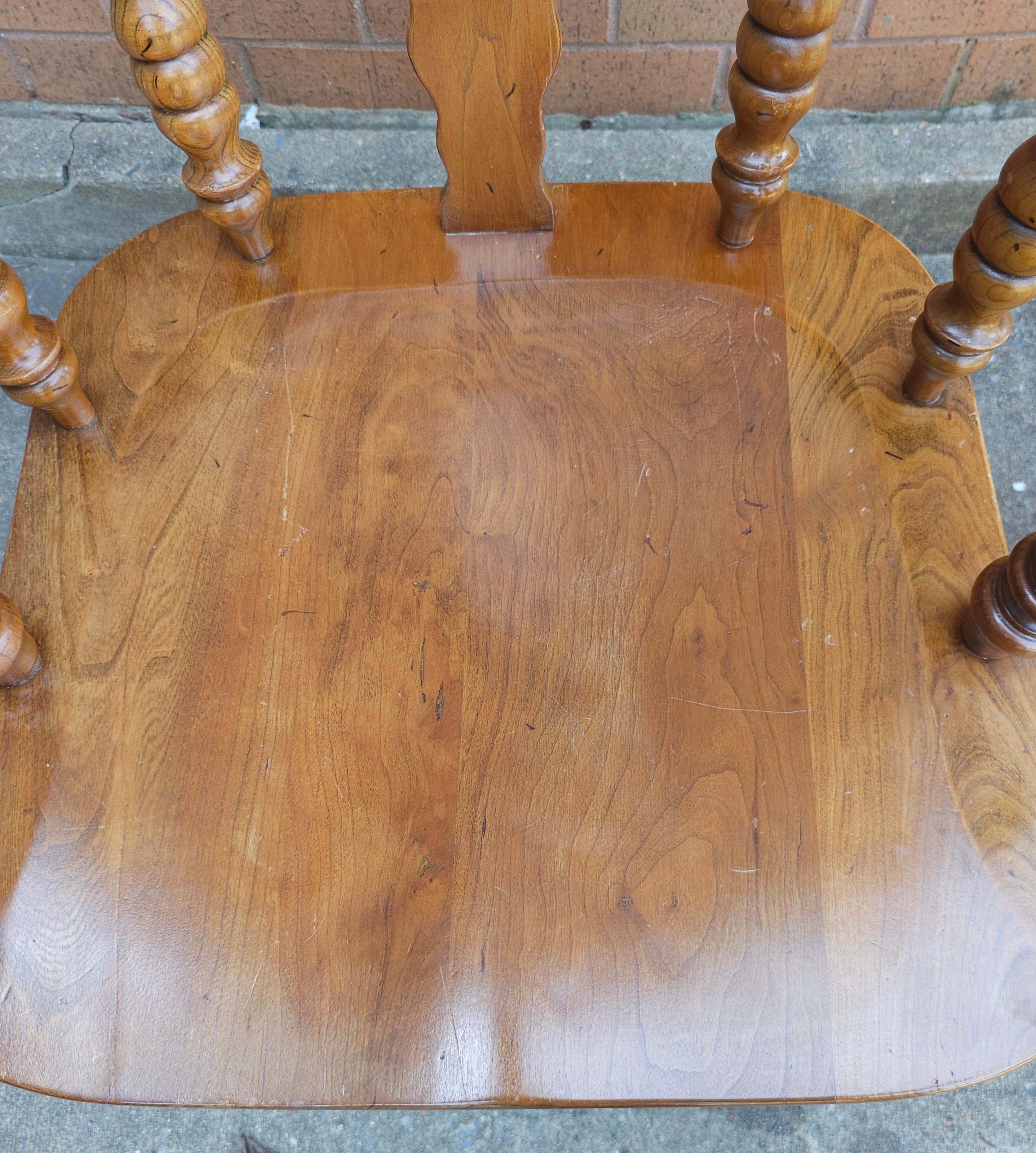 Américain Paire de fauteuils Stickley de style Windsor du milieu du siècle dernier en vente