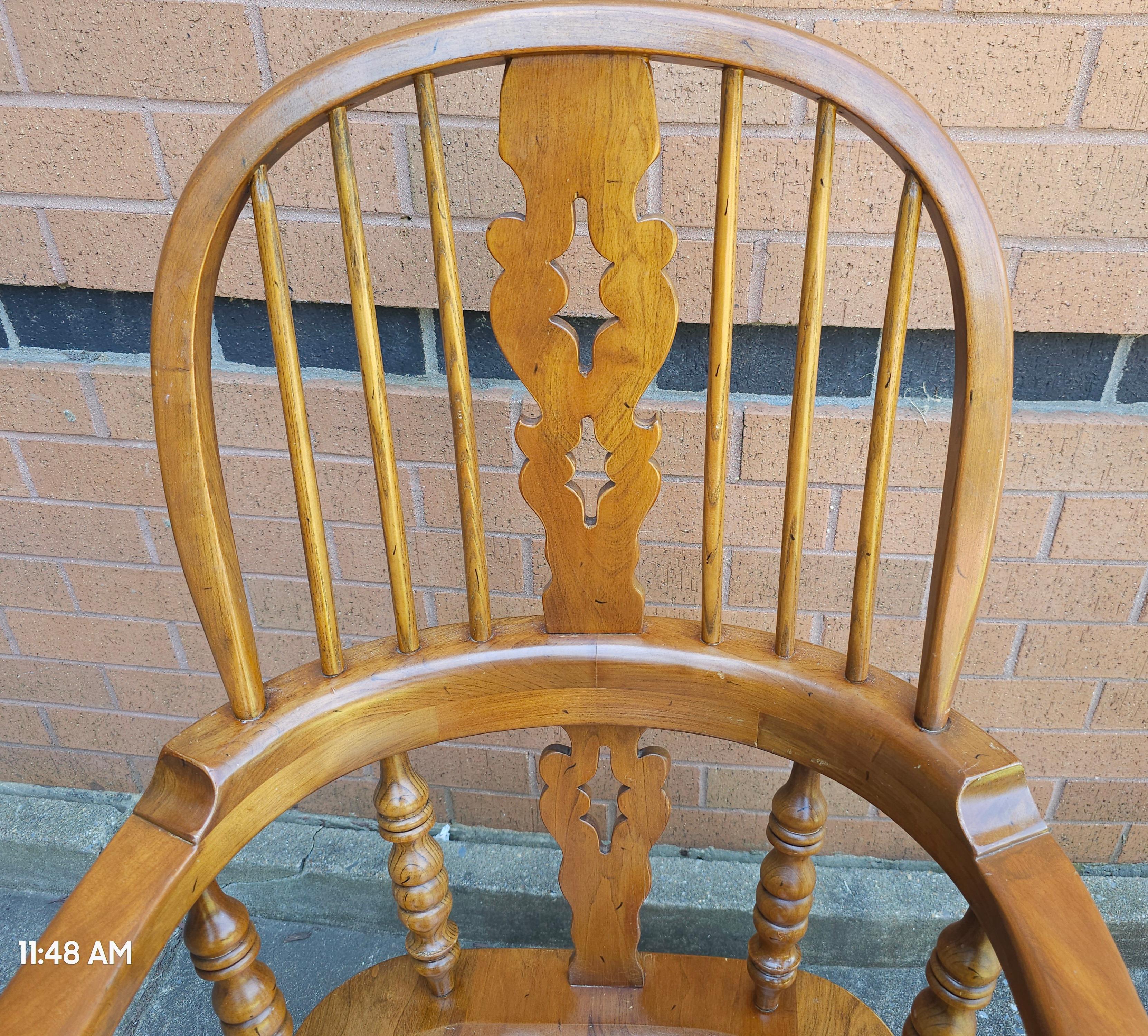 Autre Paire de fauteuils Stickley de style Windsor du milieu du siècle dernier en vente