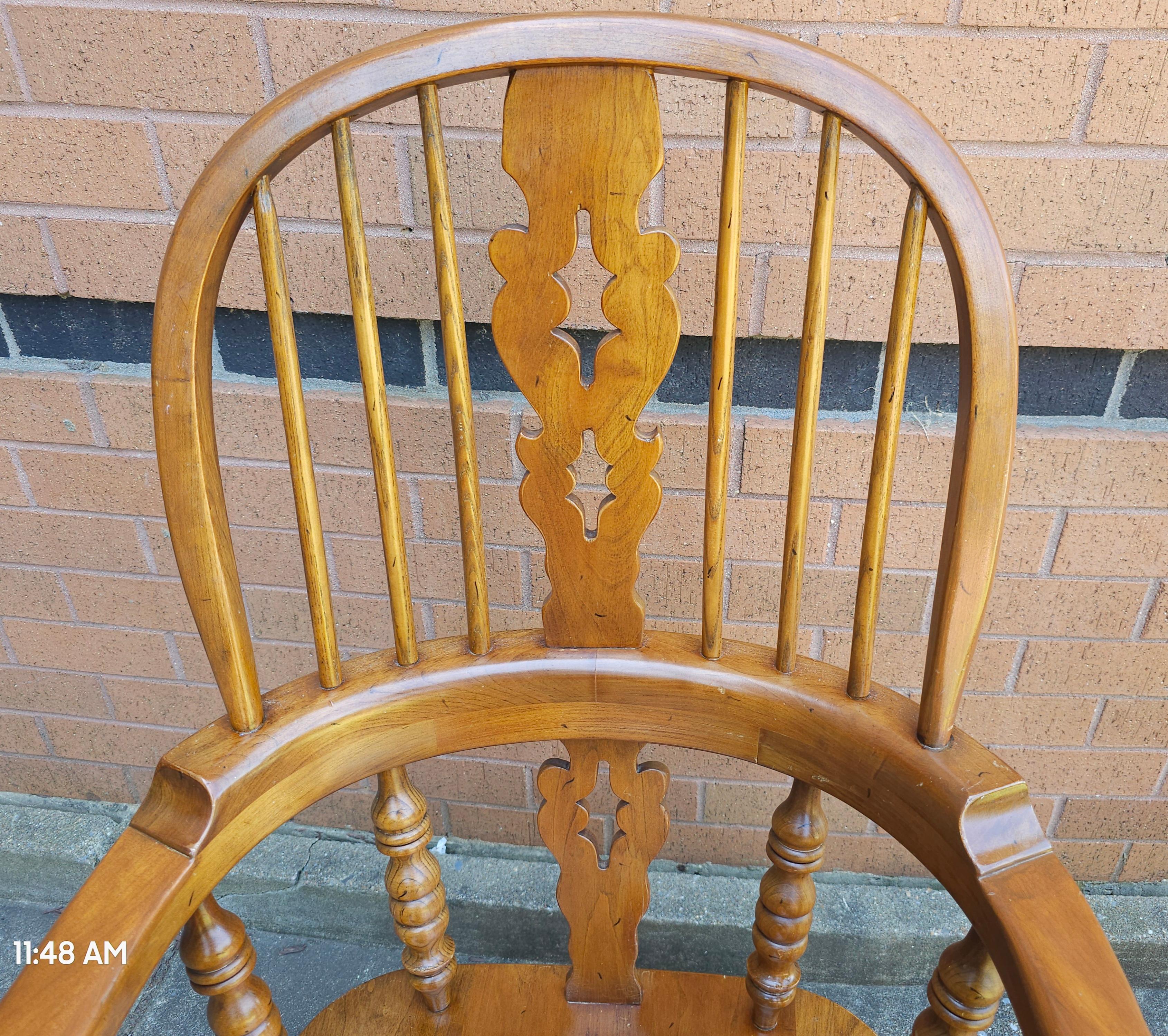 Paire de fauteuils Stickley de style Windsor du milieu du siècle dernier Bon état - En vente à Germantown, MD