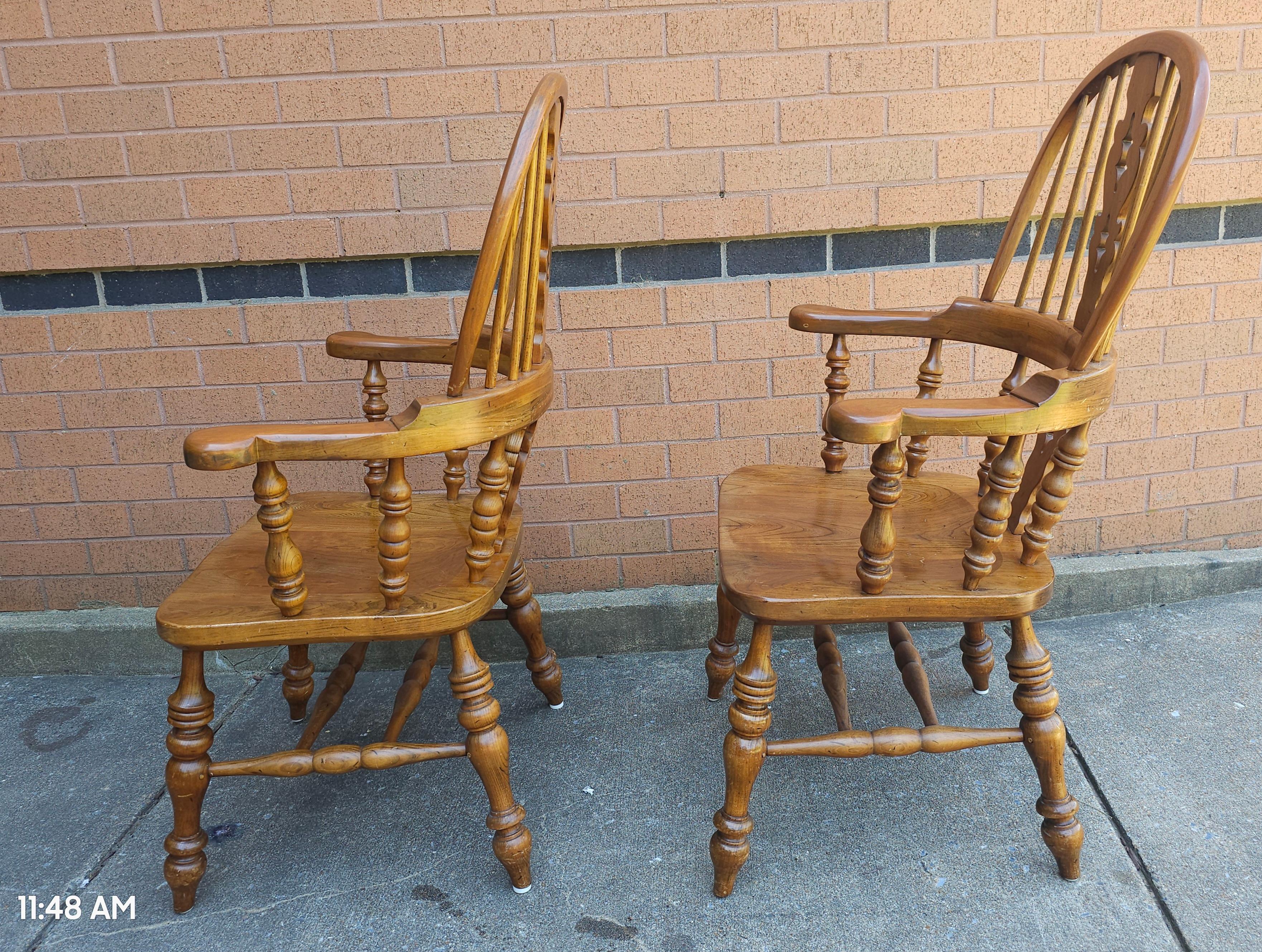 Paire de fauteuils Stickley de style Windsor du milieu du siècle dernier en vente 1
