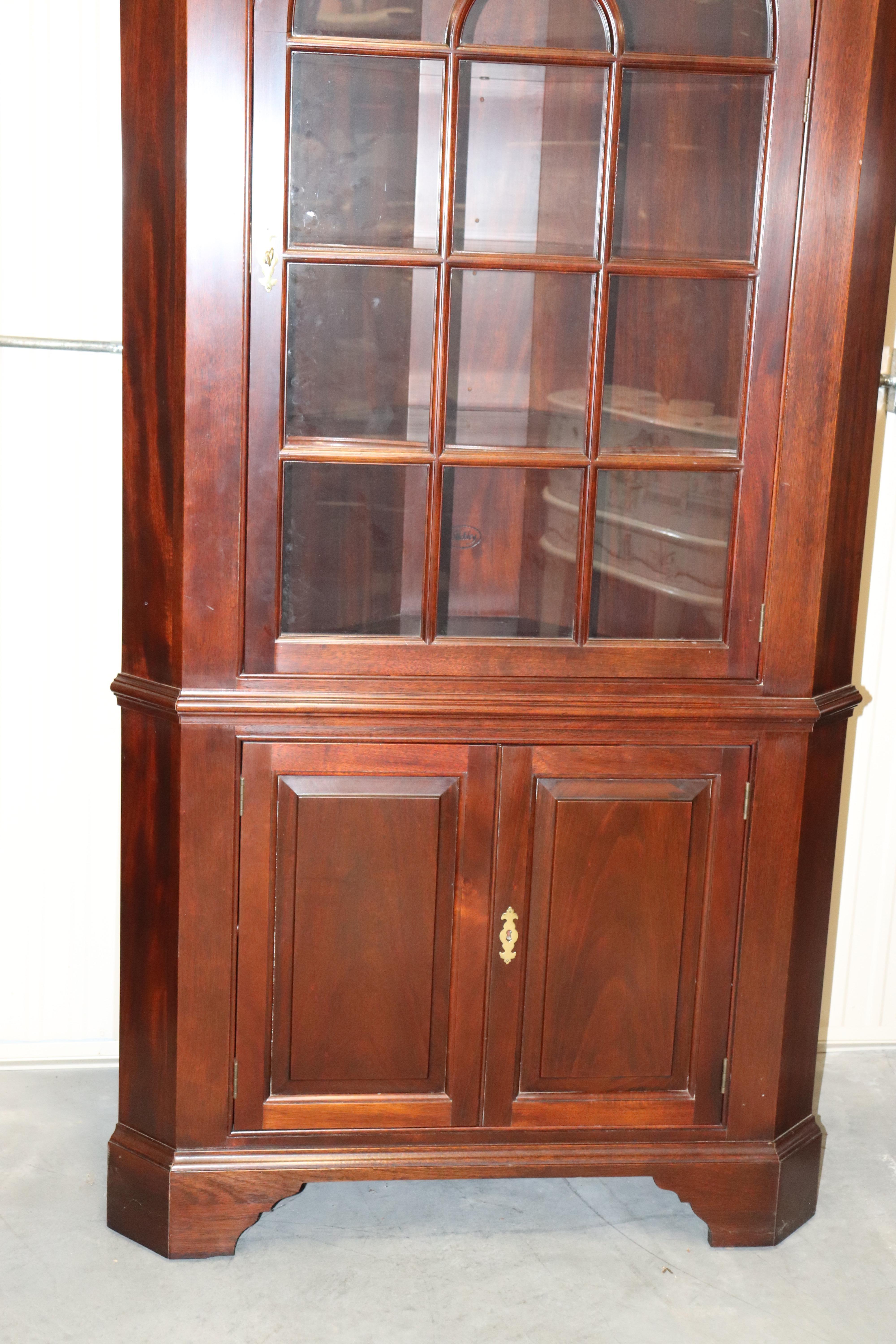 American Stickley Solid Mahogany Federal Style Corner Cabinets Cupboards circa 1990, Pair