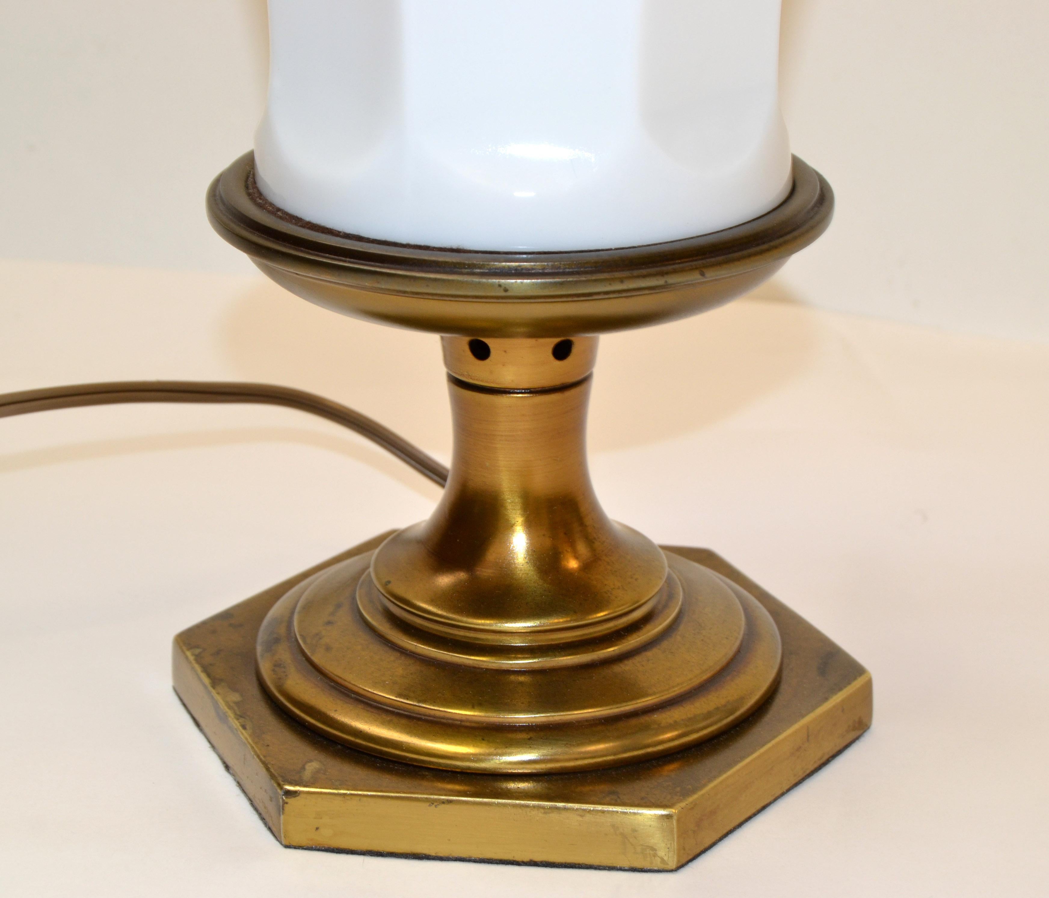 Paire de lampes de bureau en forme de globe en porcelaine et verre dépoli de style Stiffel, Chinoiserie 1950 en vente 5