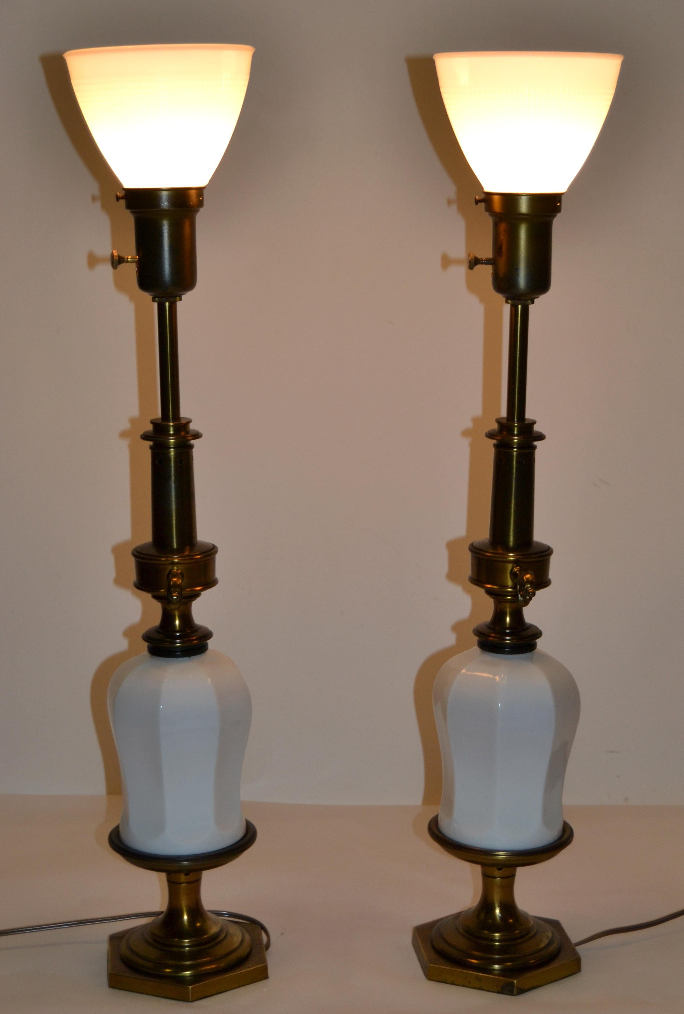 Pair Stiffel Style Brass Porcelain Milk Glass Globe Table Lamps Chinoiserie 1950 For Sale 6