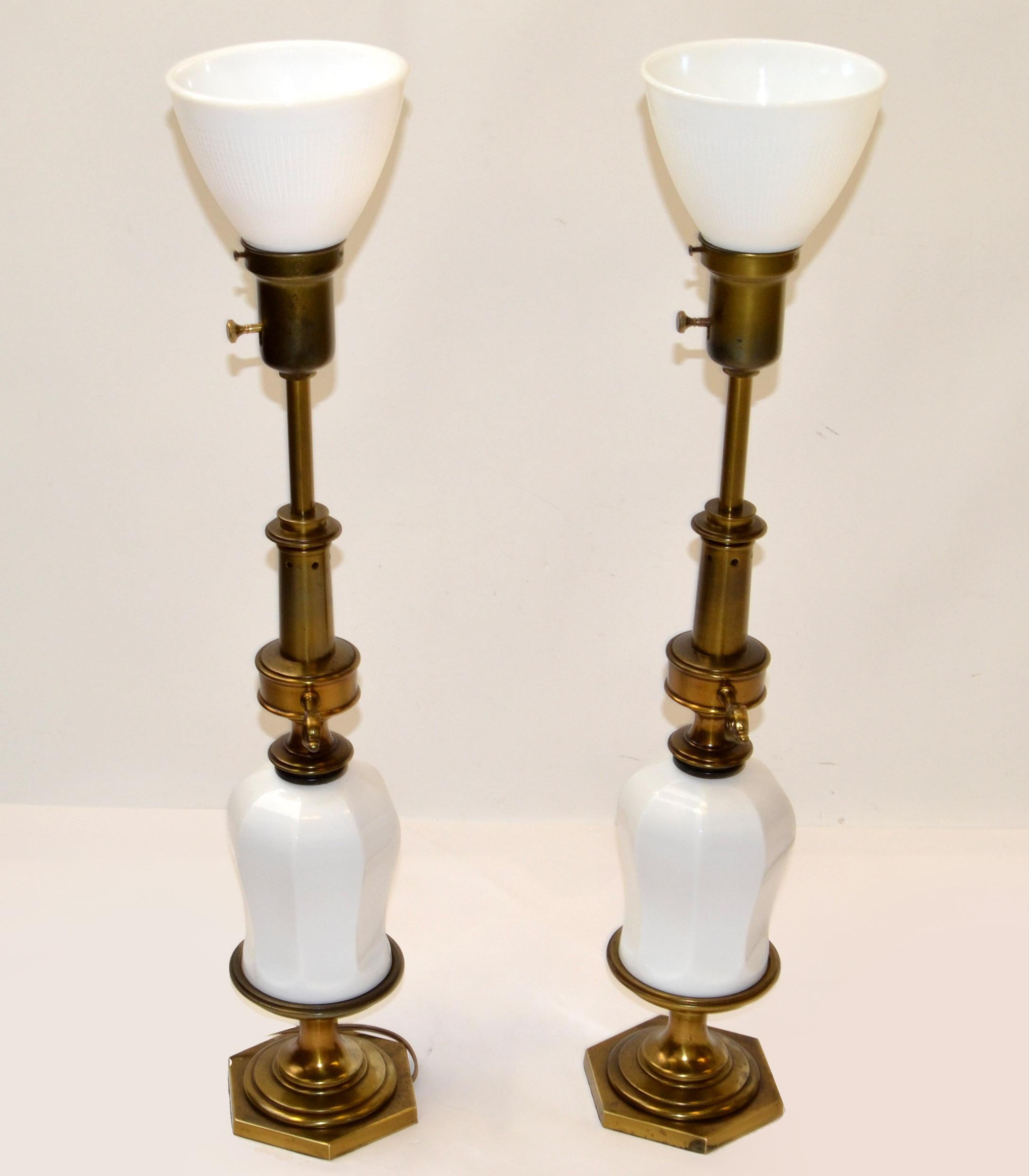 Pair Stiffel Style Brass Porcelain Milk Glass Globe Table Lamps Chinoiserie 1950 For Sale 7