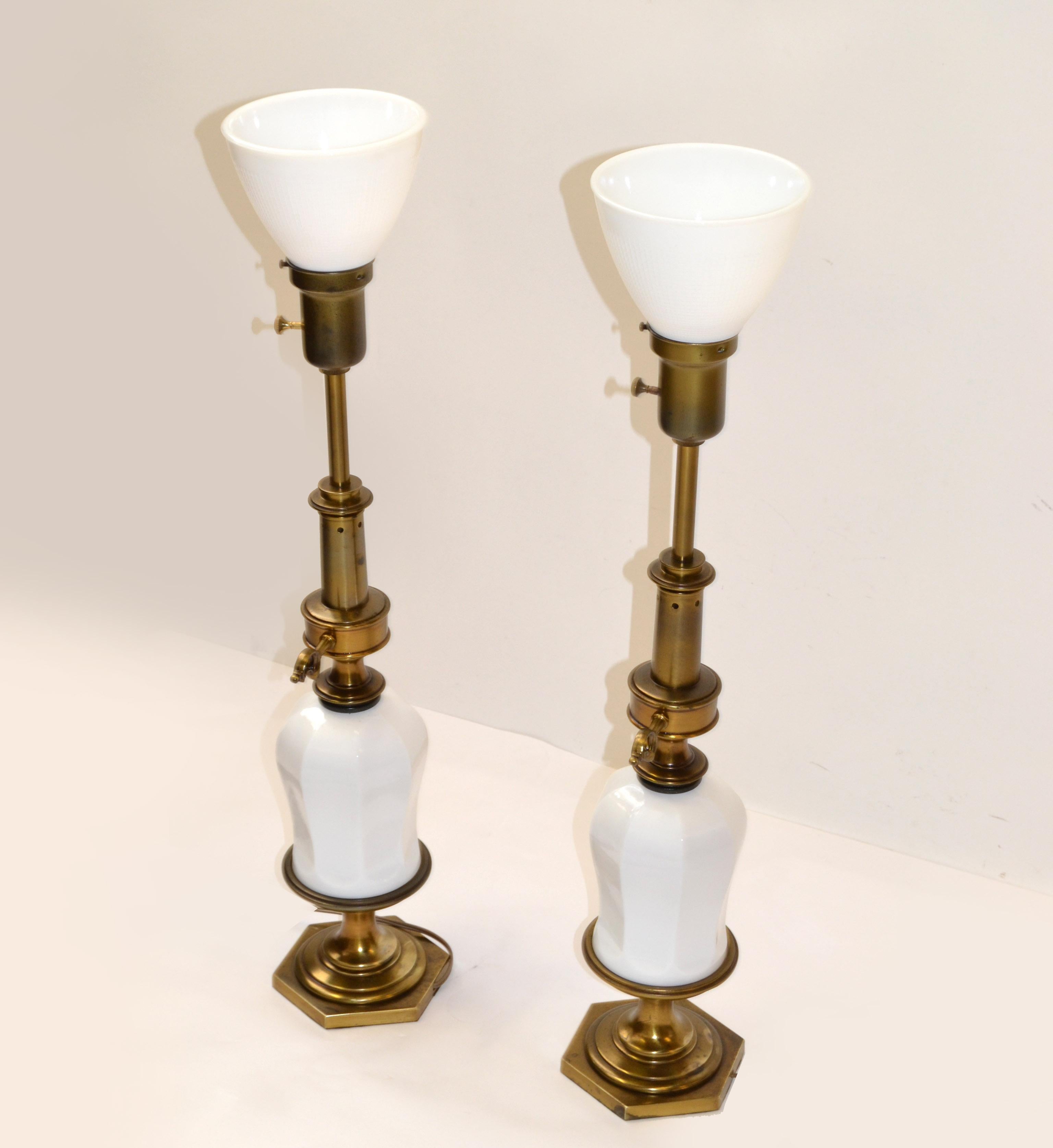 Chinoiseries Paire de lampes de bureau en forme de globe en porcelaine et verre dépoli de style Stiffel, Chinoiserie 1950 en vente
