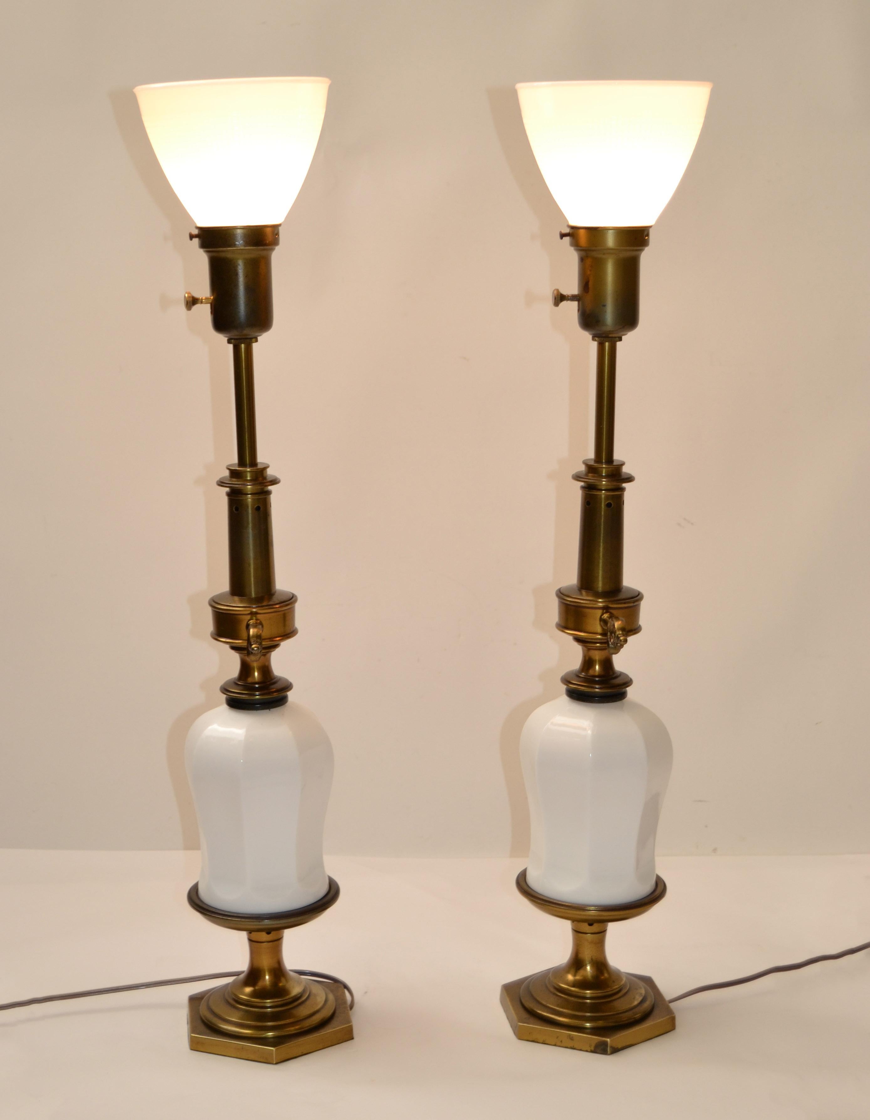 Américain Paire de lampes de bureau en forme de globe en porcelaine et verre dépoli de style Stiffel, Chinoiserie 1950 en vente