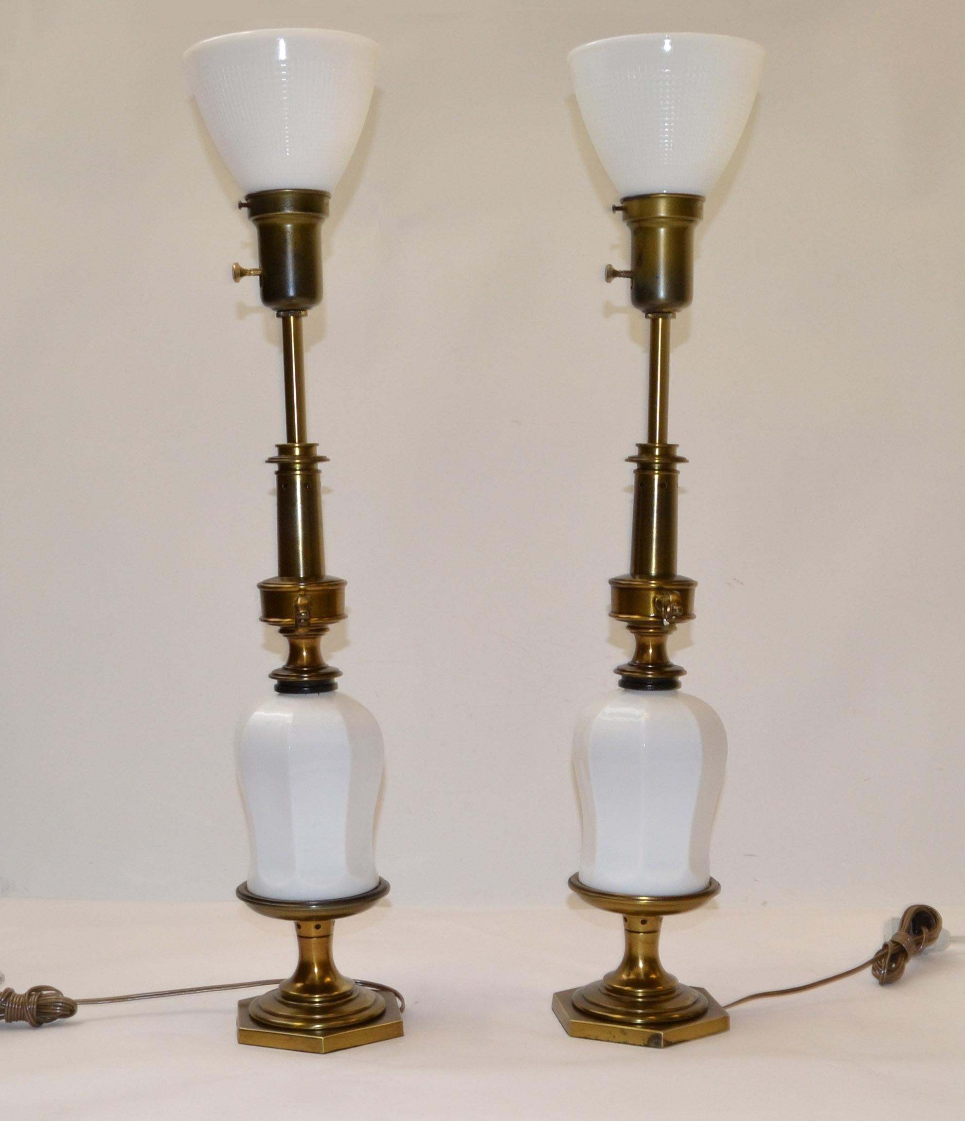 American Pair Stiffel Style Brass Porcelain Milk Glass Globe Table Lamps Chinoiserie 1950 For Sale
