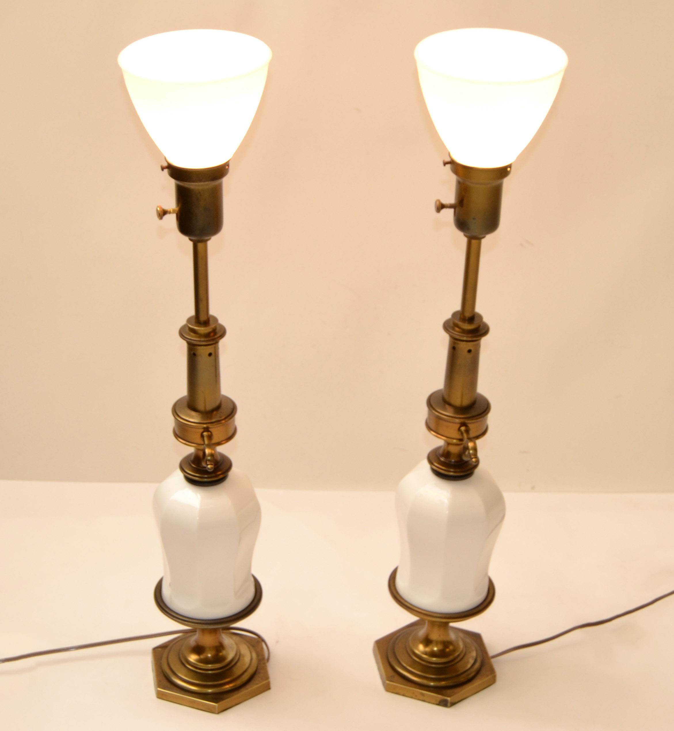 Pair Stiffel Style Brass Porcelain Milk Glass Globe Table Lamps Chinoiserie 1950 In Good Condition For Sale In Miami, FL