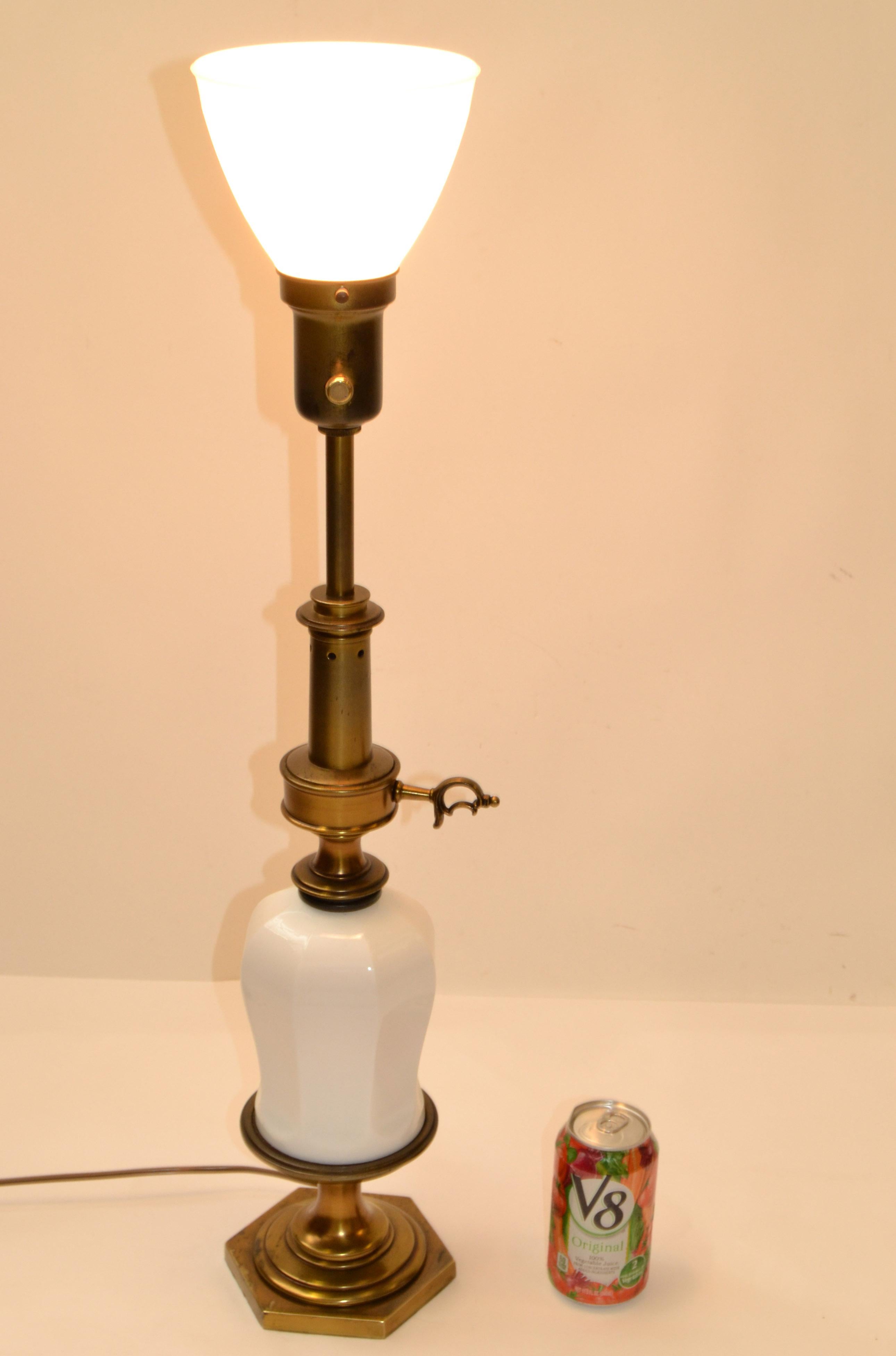 Laiton Paire de lampes de bureau en forme de globe en porcelaine et verre dépoli de style Stiffel, Chinoiserie 1950 en vente
