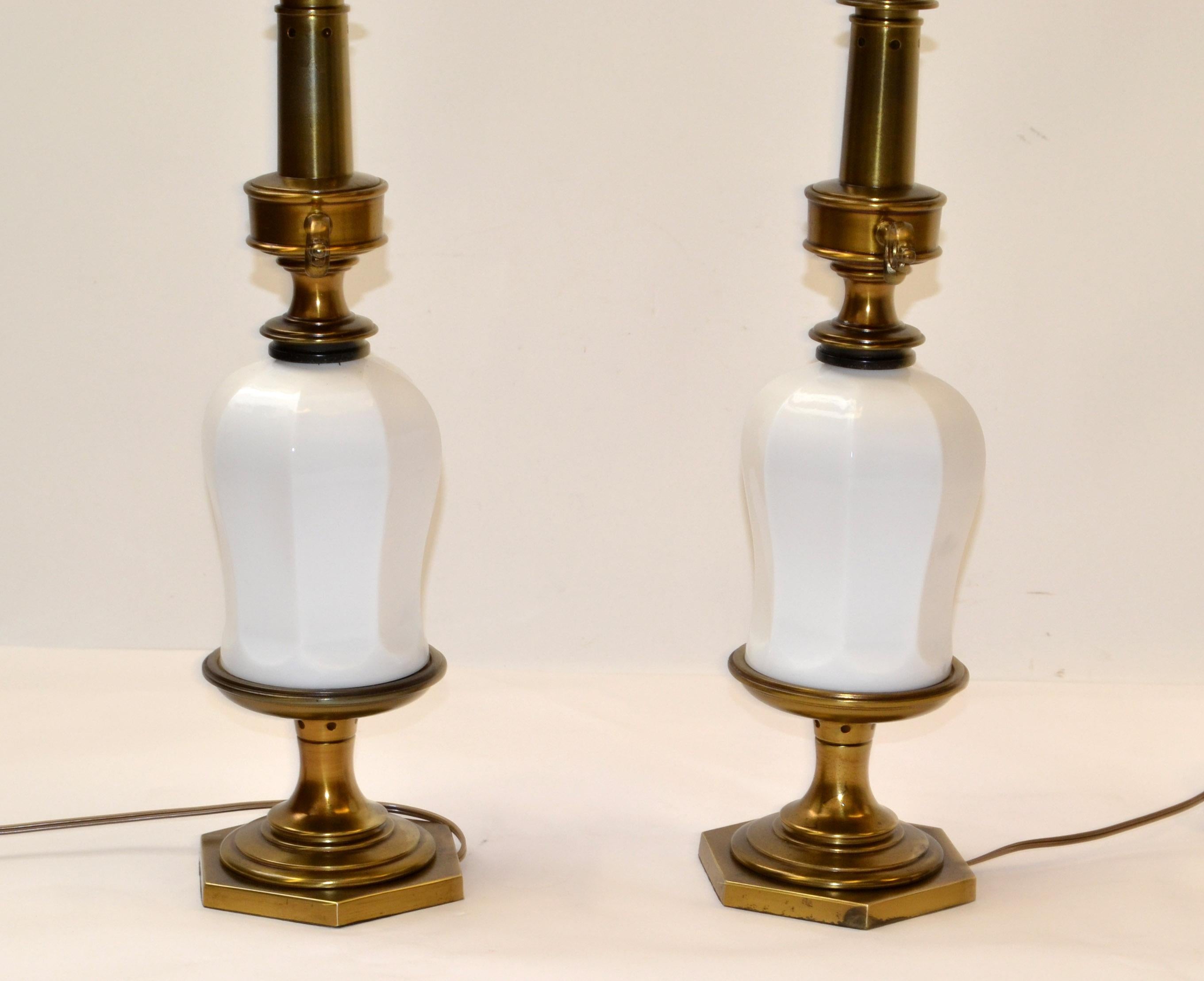 Pair Stiffel Style Brass Porcelain Milk Glass Globe Table Lamps Chinoiserie 1950 For Sale 1