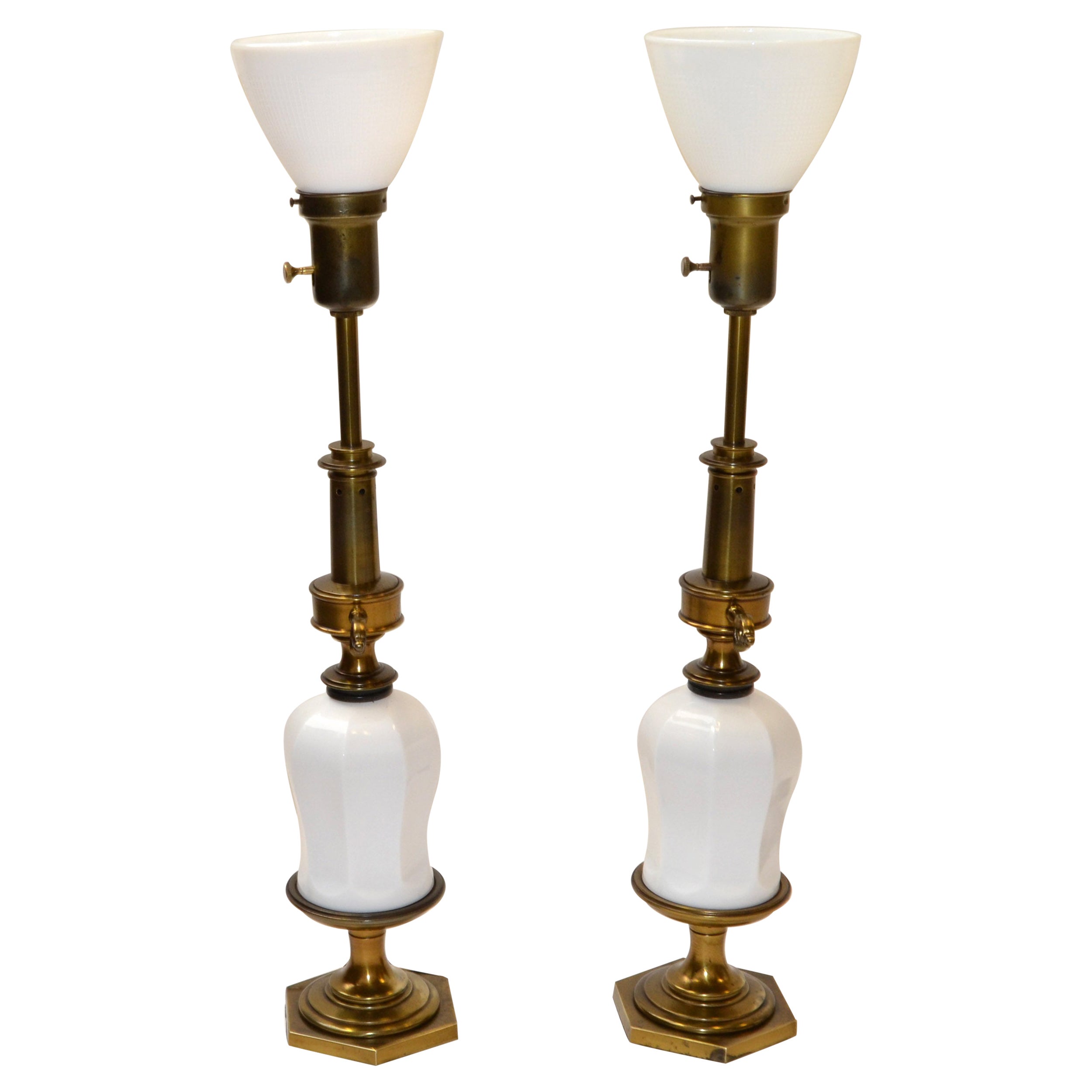 Paire de lampes de bureau en forme de globe en porcelaine et verre dépoli de style Stiffel, Chinoiserie 1950